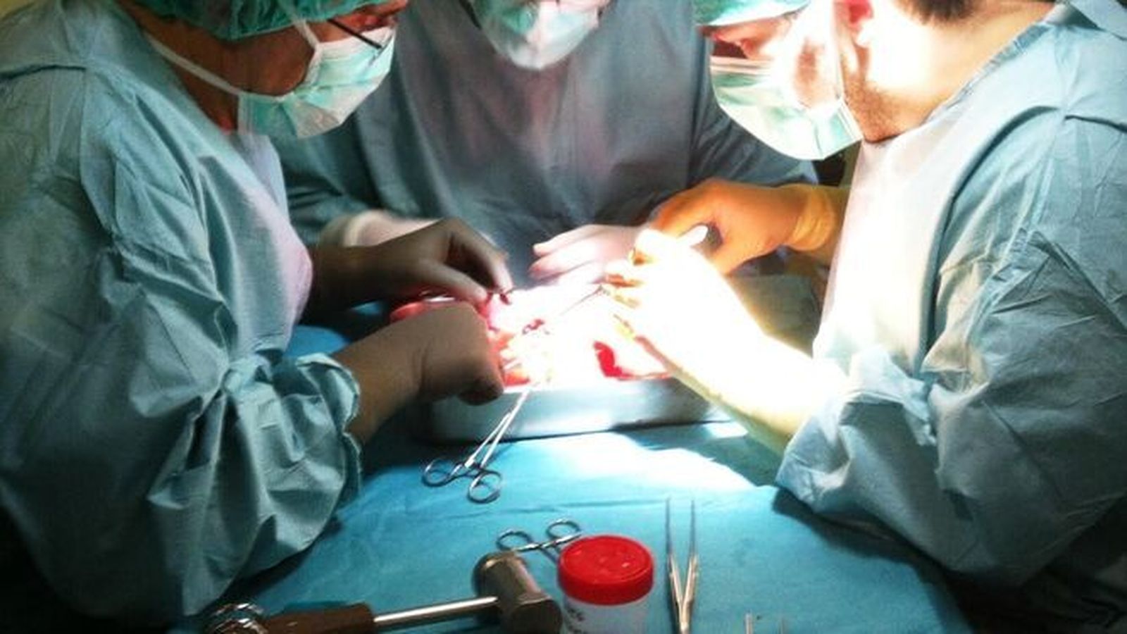 Personal sanitario en quirófano durante una intervención quirúrgica.