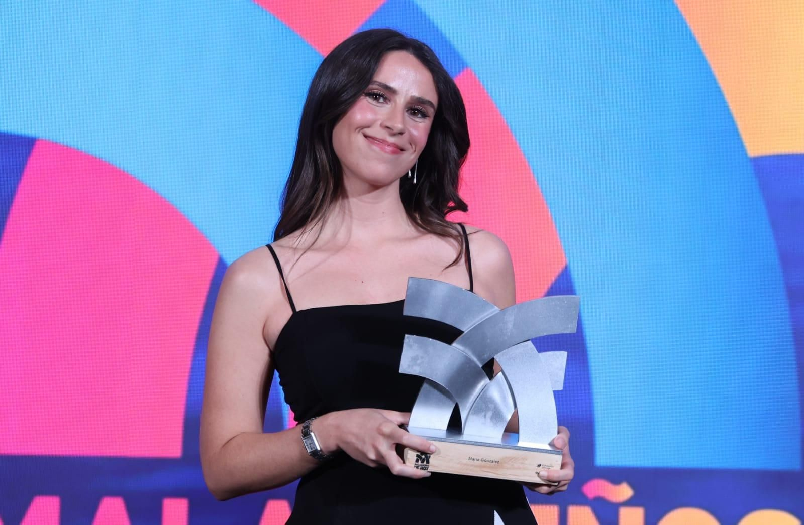 María González Durán con su galardón en los premios 'Malagueños de Hoy'