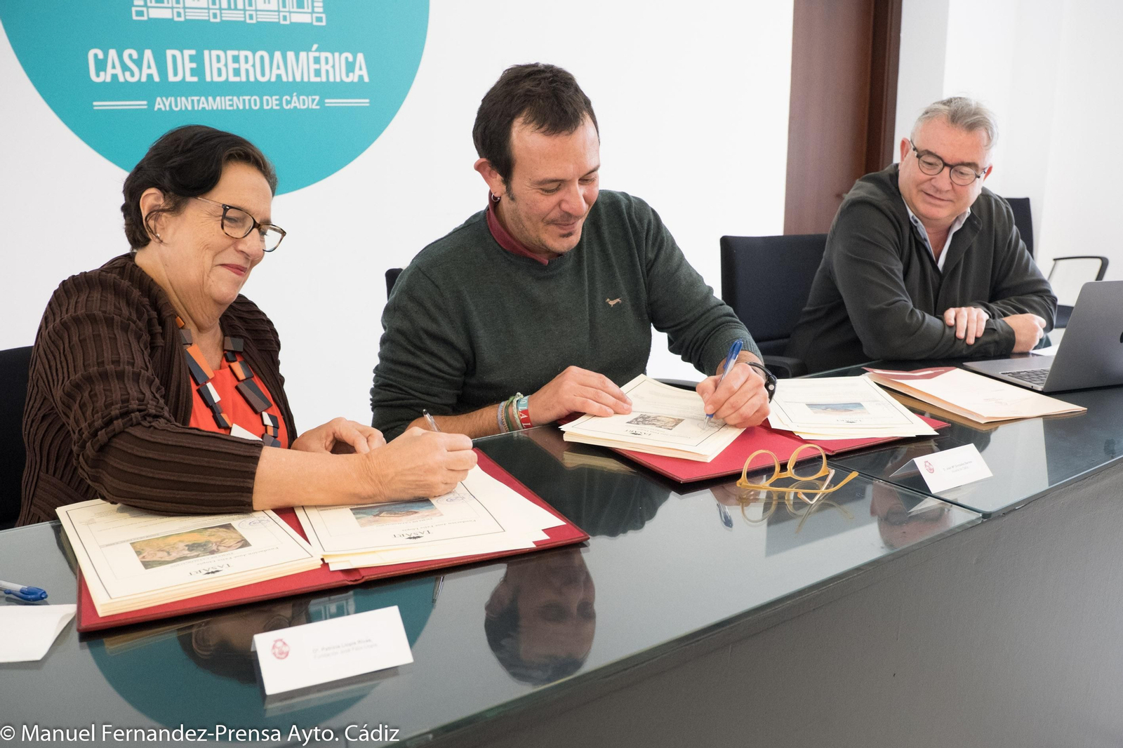 Patricia Llopis, José María González y Paco Cano, durante la rúbrica de la donación.