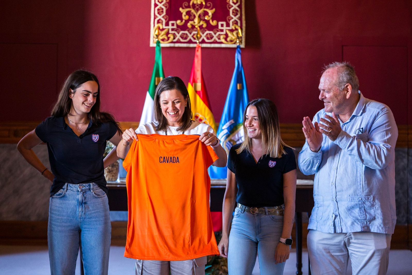 La alcaldesa, junto a las capitanas del senior femenino del Club Hockey San Fernando, y el concejal de Deportes.