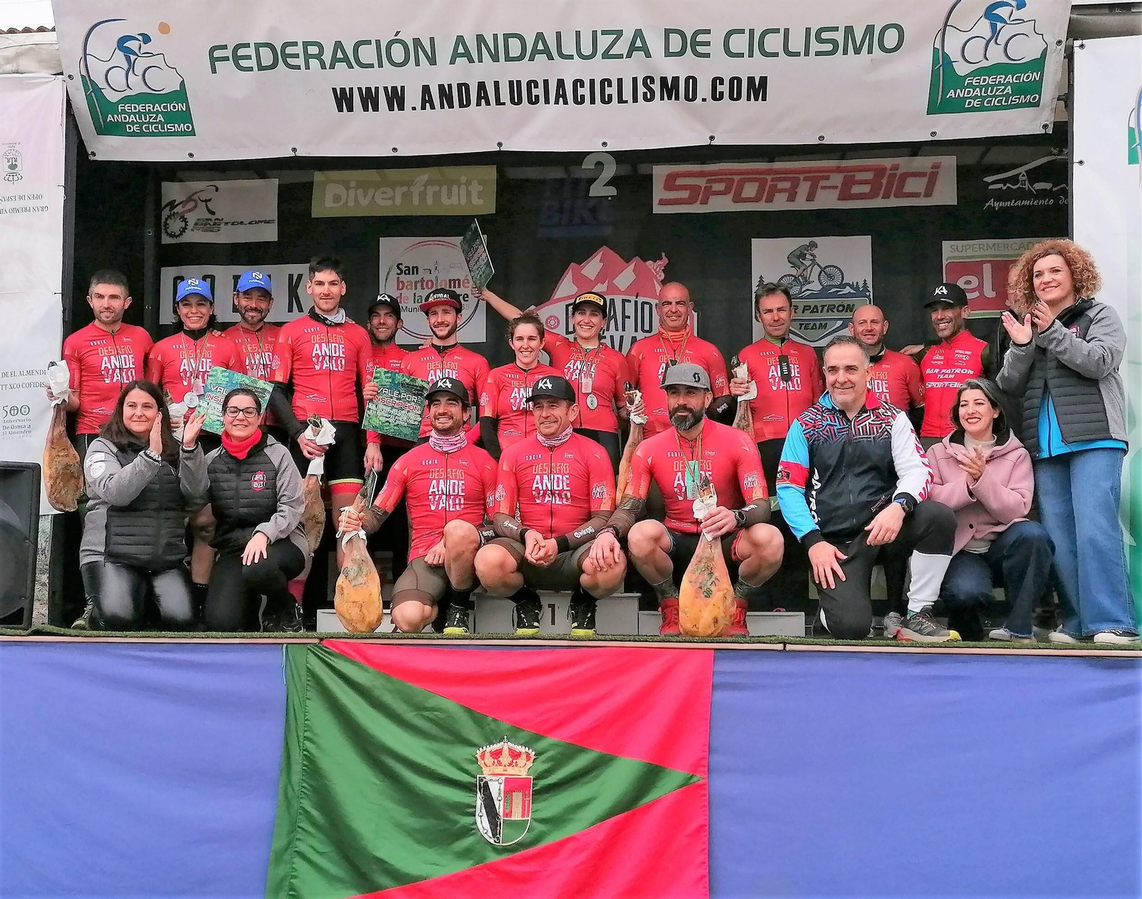 Campeones en el podium en San Bartolomé de la Torre. Campeones en el podium en San Bartolomé de la Torre.