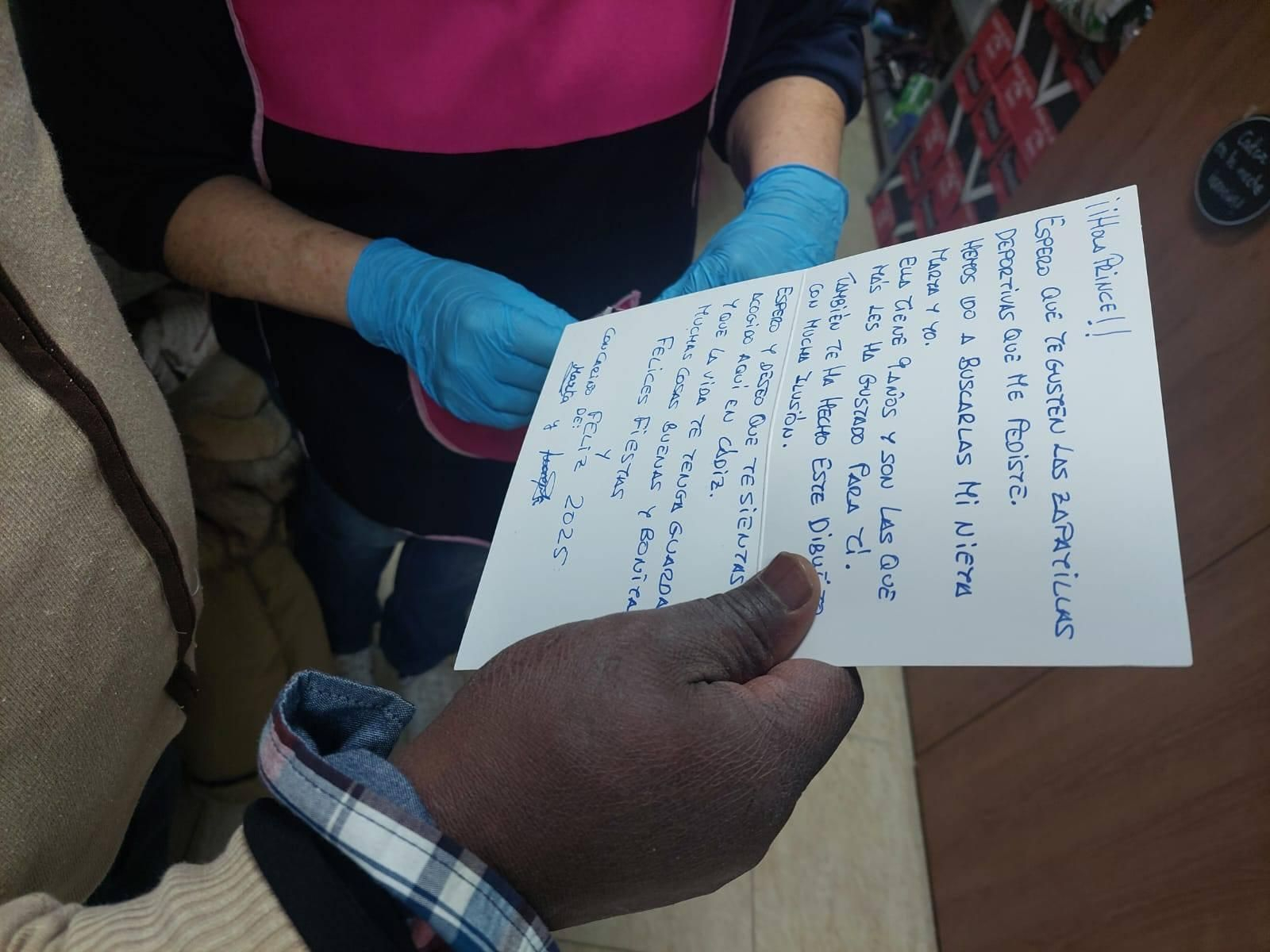 Un usuario lee la felicitación navideña que acompaña a su regalo, dentro del programa Estrella en la Navidad de Calor en la Noche.