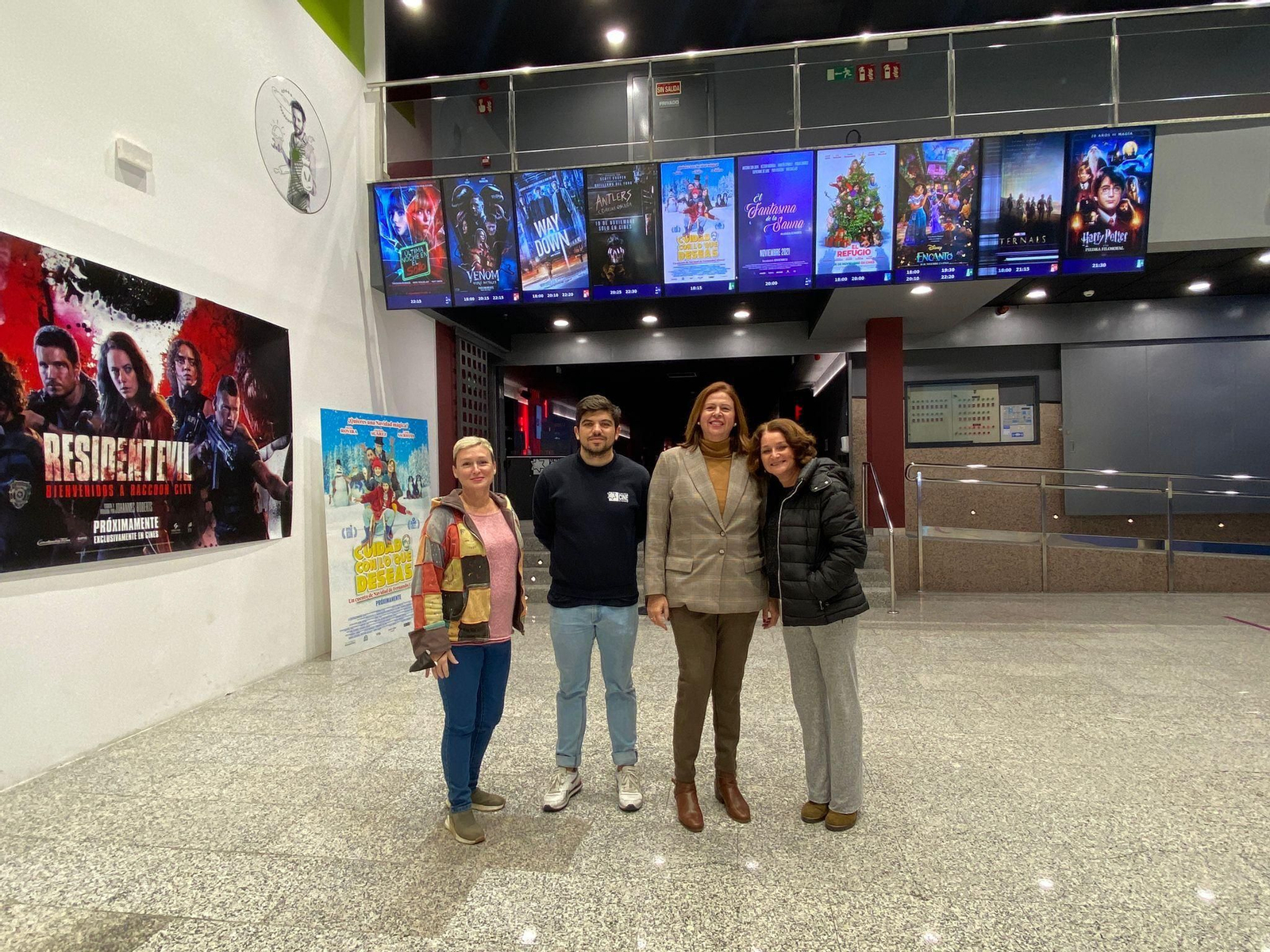 María Jesús Ruibal, Inmaculada Arriza y Fátima Guerrero, junto a Mario Fernández, en Unión Cine Ciudad. .