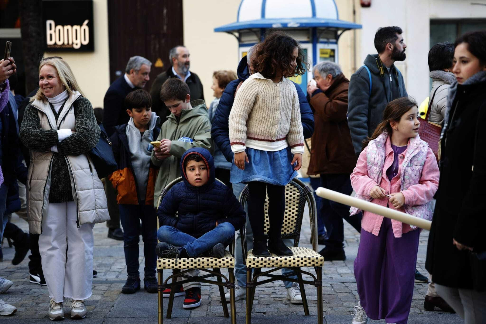 Las imágenes del vía crucis oficial de las hermandades de Cádiz de 2023