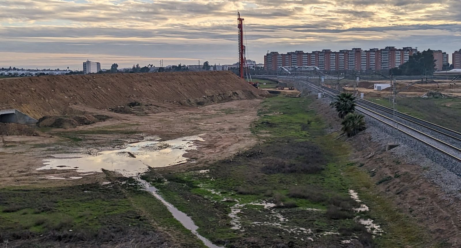Vista de las obras del futuro acceso ferroviario al Puerto que apenas han avanzado en estos años.