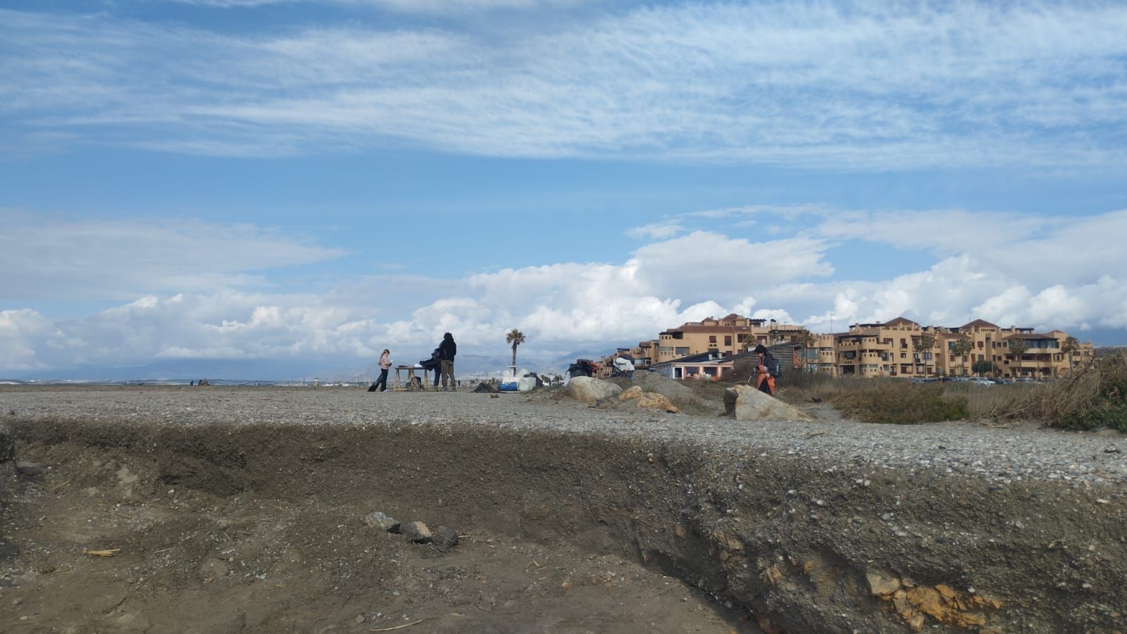 Una veintena de voluntarios limpian playas de El Ejido para retirar 400 kilos de basura
