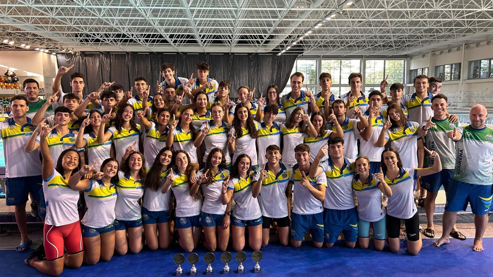 Los nadadores del CN Mairena posan tras imponerse en la competición disputada en Málaga.