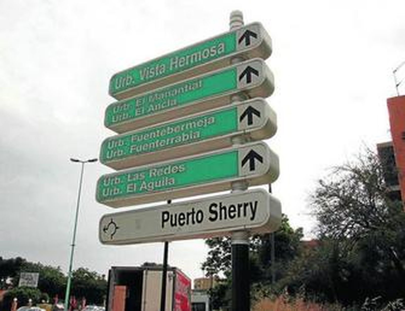 Algunos carteles anuncian el acceso a varias urbanizaciones de la Costa Oeste de la ciudad.