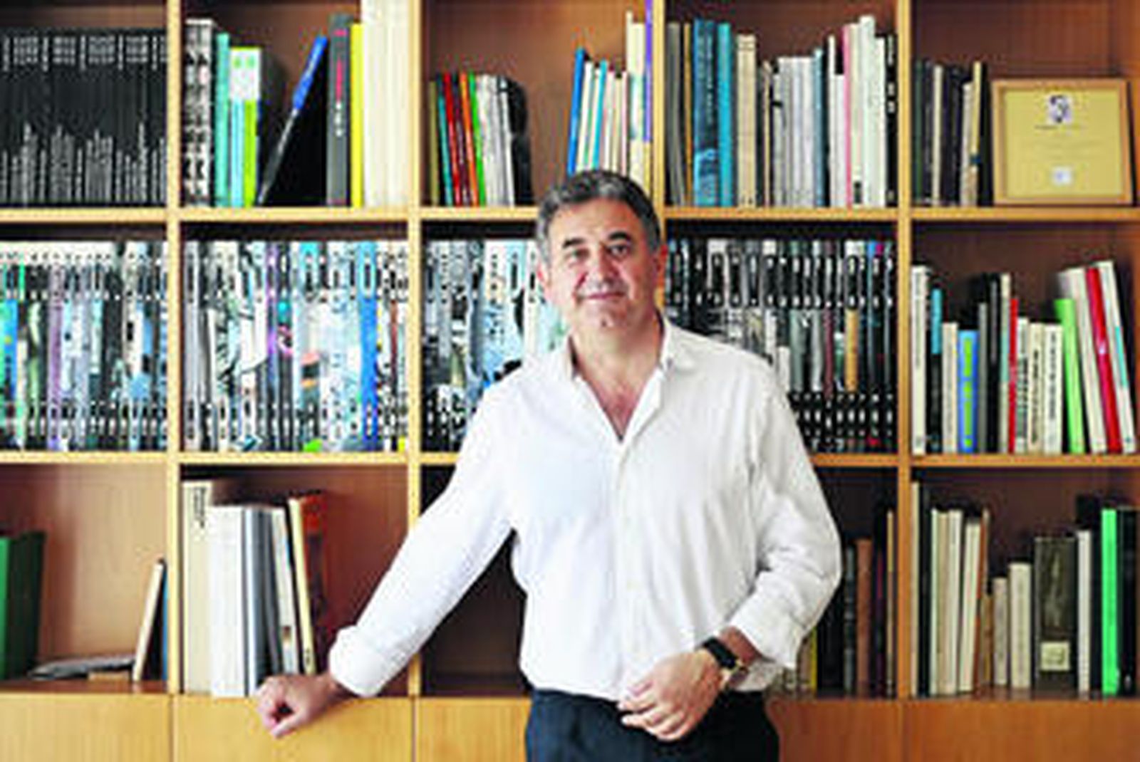 Víctor Manuel Gómez ayer posando en su estudio, situado en Bahía Blanca.