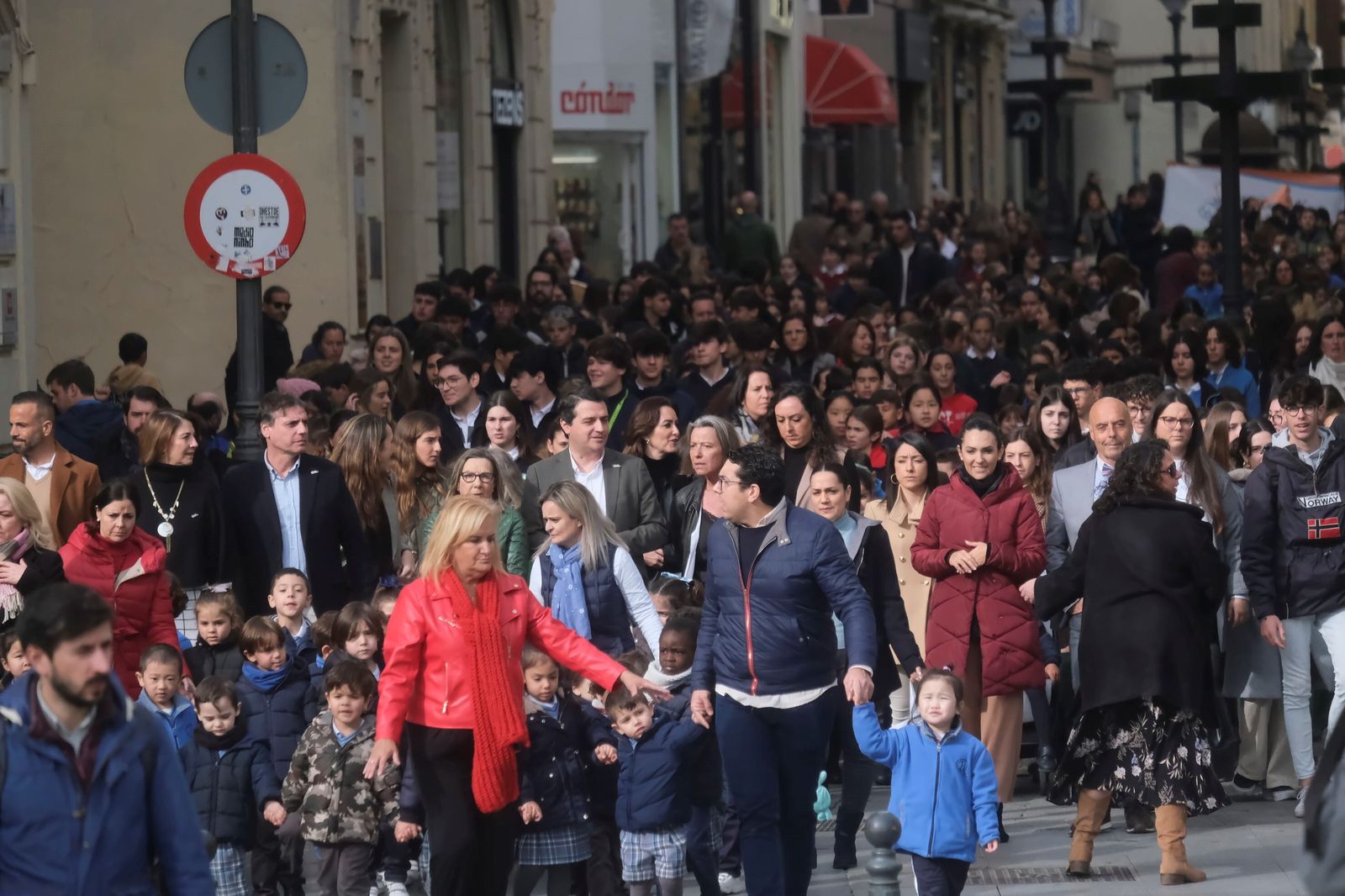 Córdoba celebra el Día del Cáncer Infantil con una marcha con cientos de escolares
