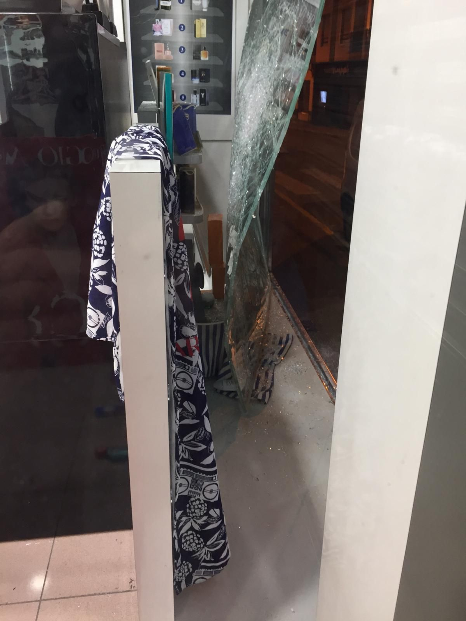 Imágenes de los robos en las perfumerías Aromas