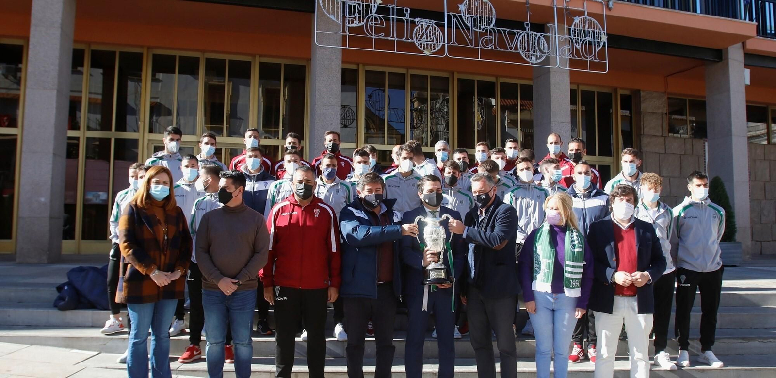 La plantilla del Córdoba CF posa en la puerta del Ayuntamiento con los representantes de la institución.