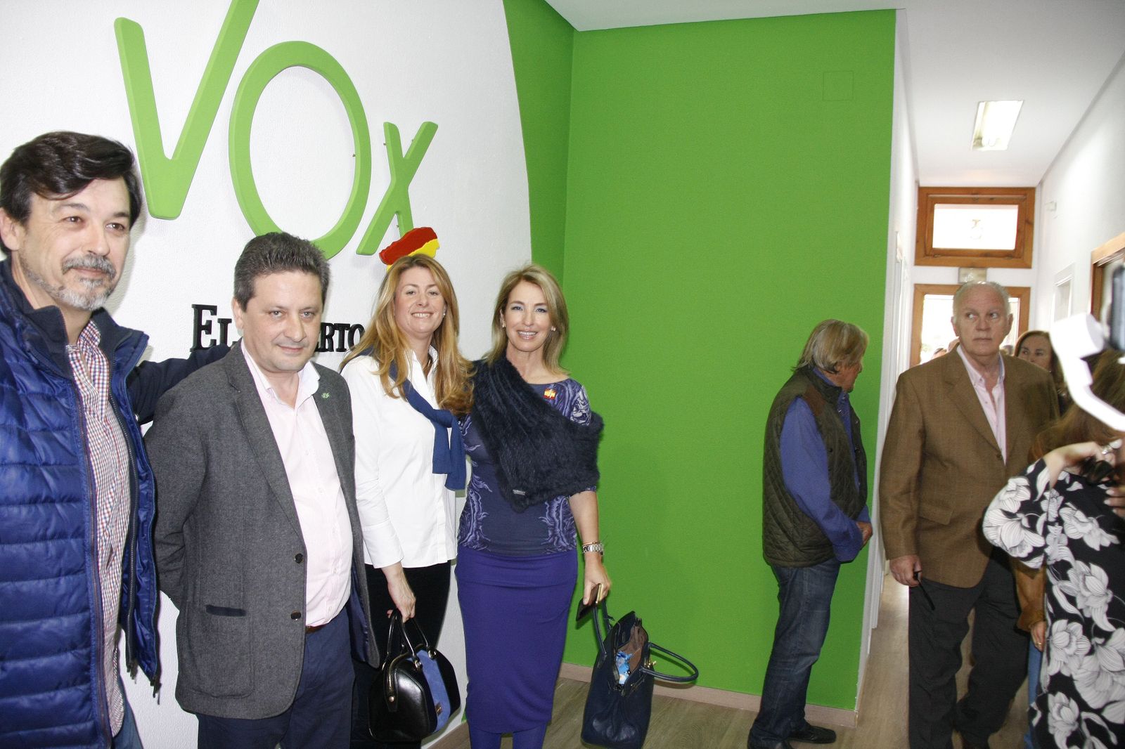 El coordinador provincial de Vox, Juan Carlos Sanz (segundo por la izquierda), en la inauguración de la sede de este partido en El Puerto, el pasado marzo.