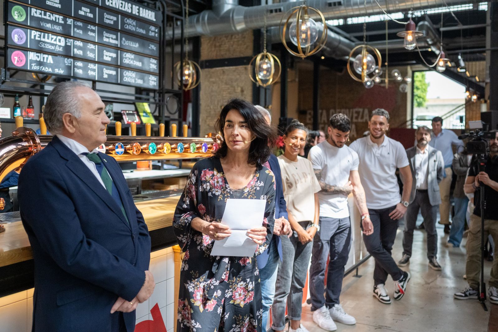 Las fotos de jugadores del Betis y del Sevilla en la Cruzcampo
