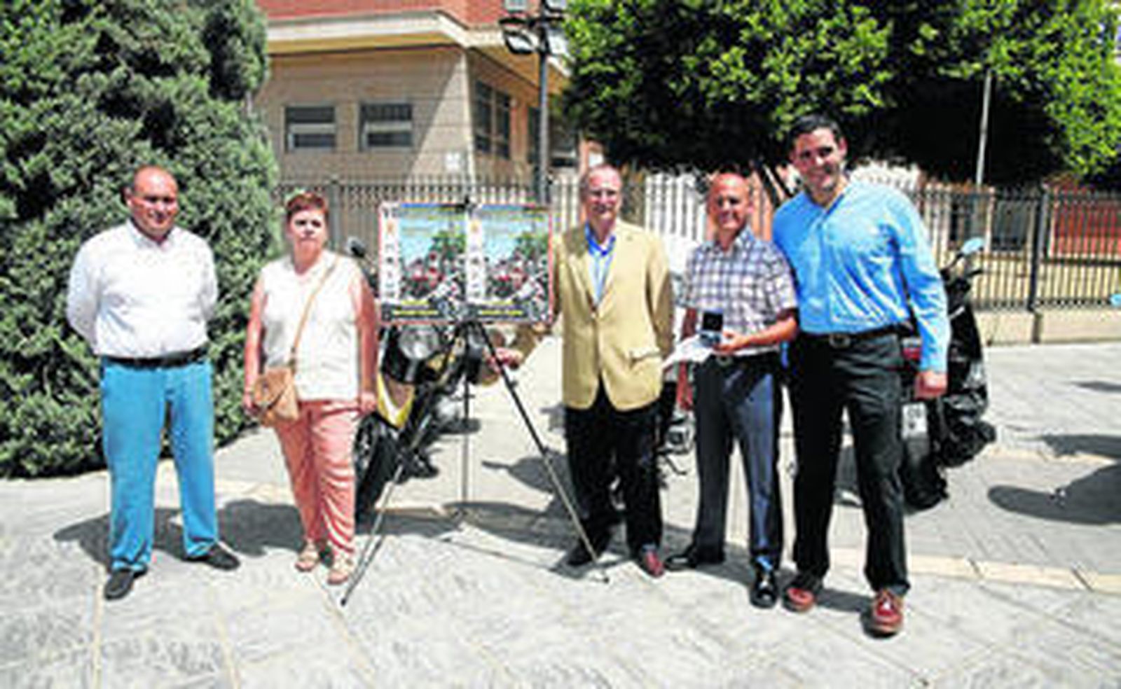 Los organizadores de la concentración motera junto al alcalde de Almería, al concejal de Deportes y al piloto Maeso.