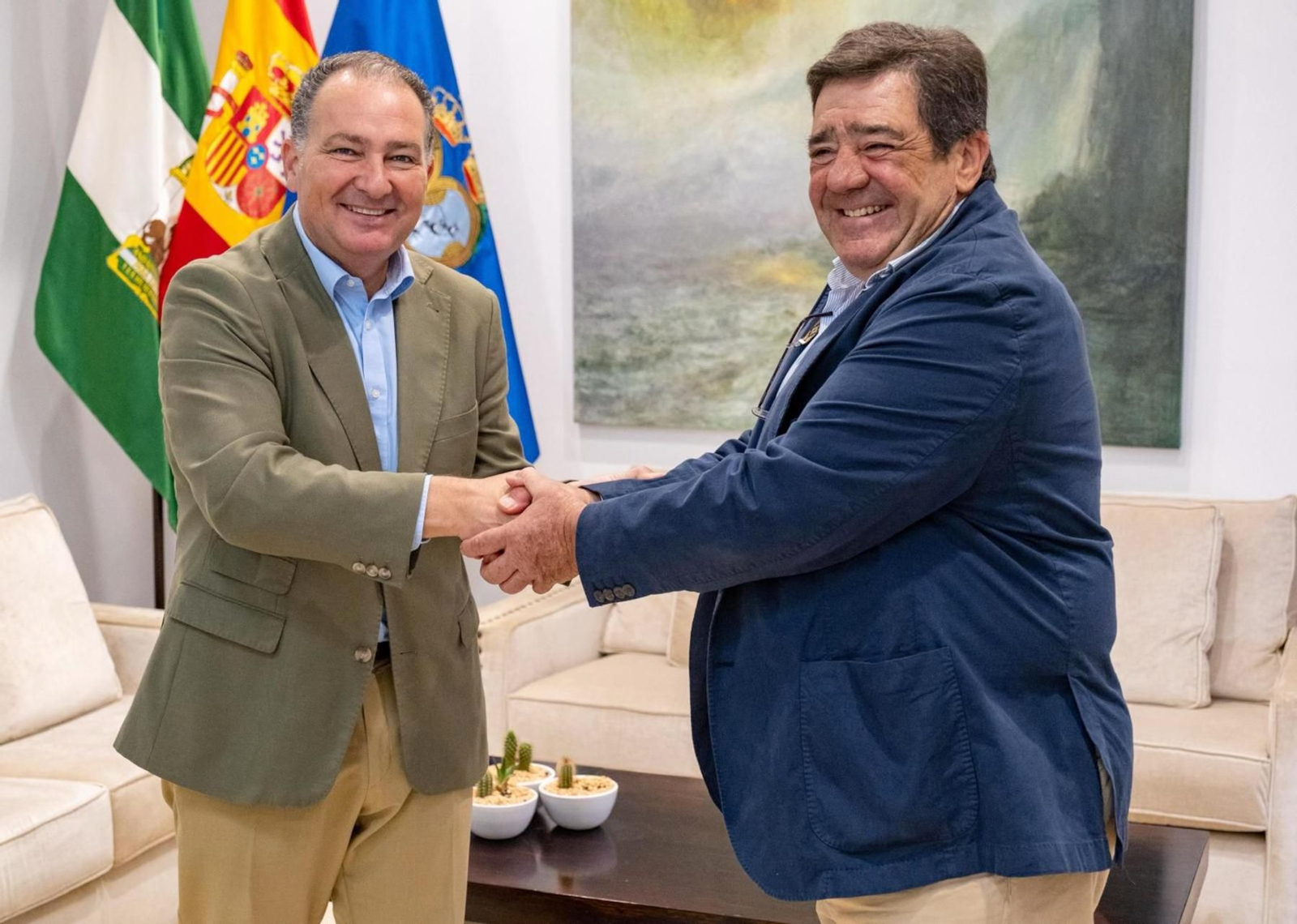 El presidente de la Diputación, David Toscano, estrechando la mano al máximo responsable de las DOP ‘Condado de Huelva’, Vicente Pérez.