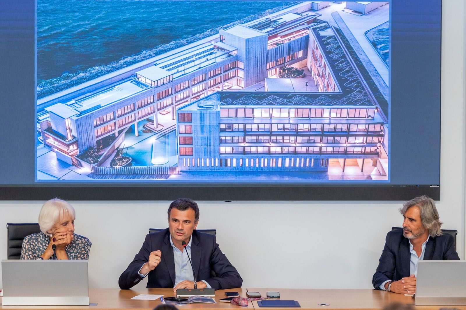 Teófila Martínez y Bruno García, durante la presentación del proyecto del futuro hotel de lujo que permanece aún pendiente de la autorización por parte del Consejo de Ministros