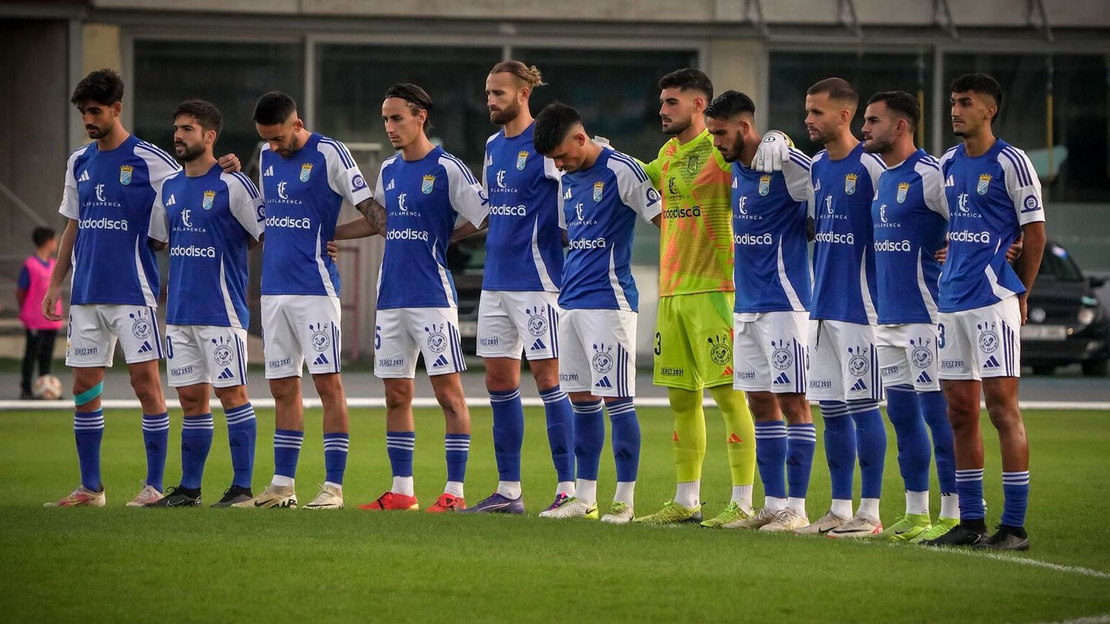 Los jugadores del Xerez Deportivo guardan un minuto de silencio antes de su último duelo en casa, ante el Águilas