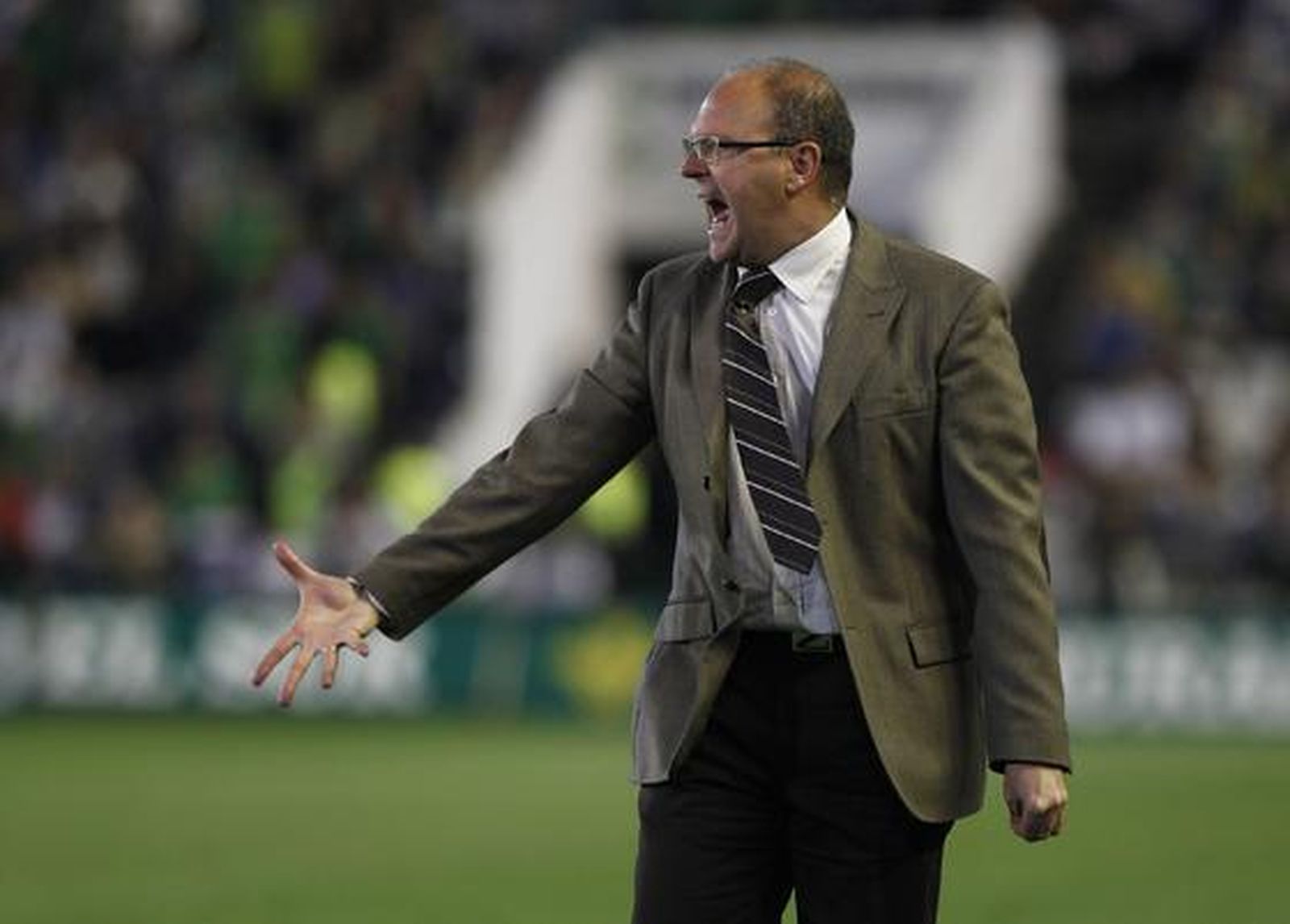 El Betis pierde una oportunidad para distanciarse del descenso y hundir al Racing de Santander (1-1). / Antonio Pizarro