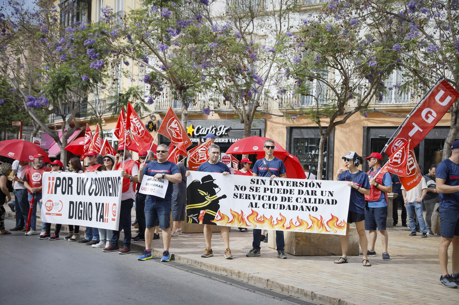 Manifestación de los bomberos quemados de Almería, en imágenes