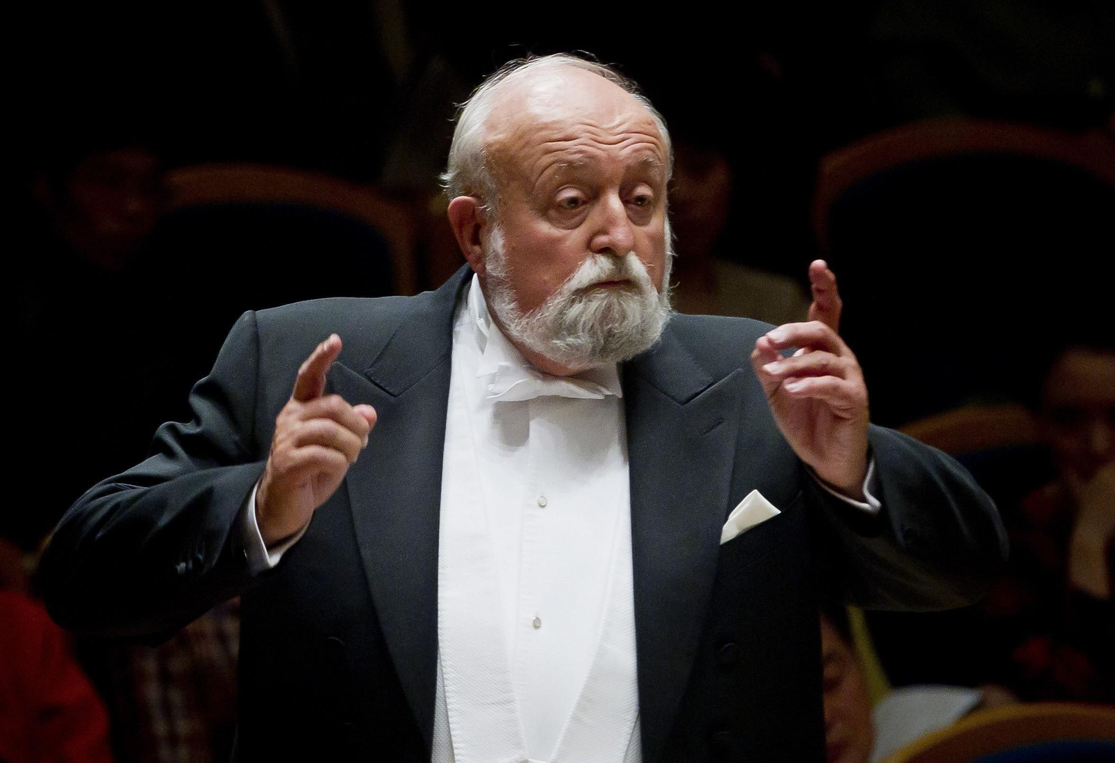 Penderecki en Pekín dirigiendo a la Sinfónica Nacional de China en 2011.