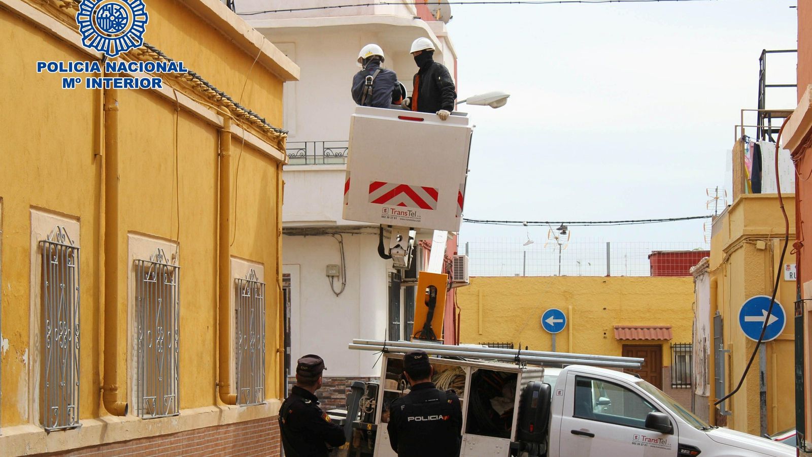 Grúa para acceder al cableado.