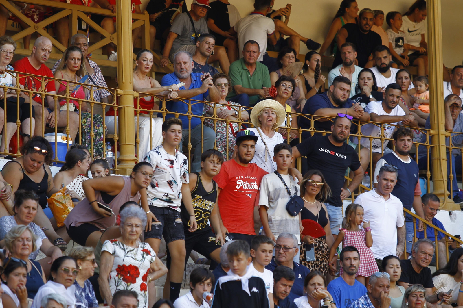 Imágenes del ambiente en la novillada organizada por la Escuela Taurina de Almería