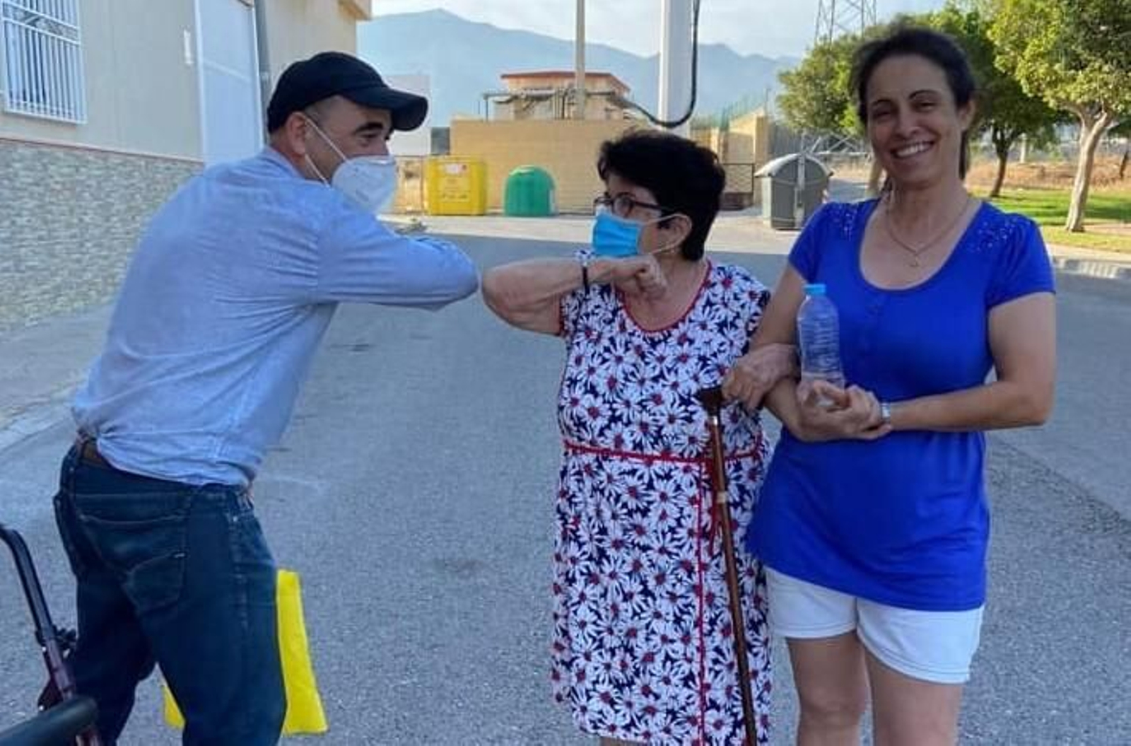 Los vecinos de Venta del Viso reciben mascarillas de manos del alcalde José Miguel Hernández