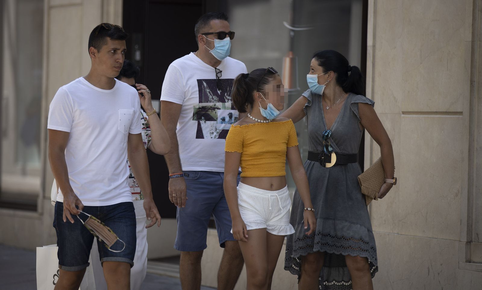 Varias personas con mascarilla por una céntrica calle de la ciudad.
