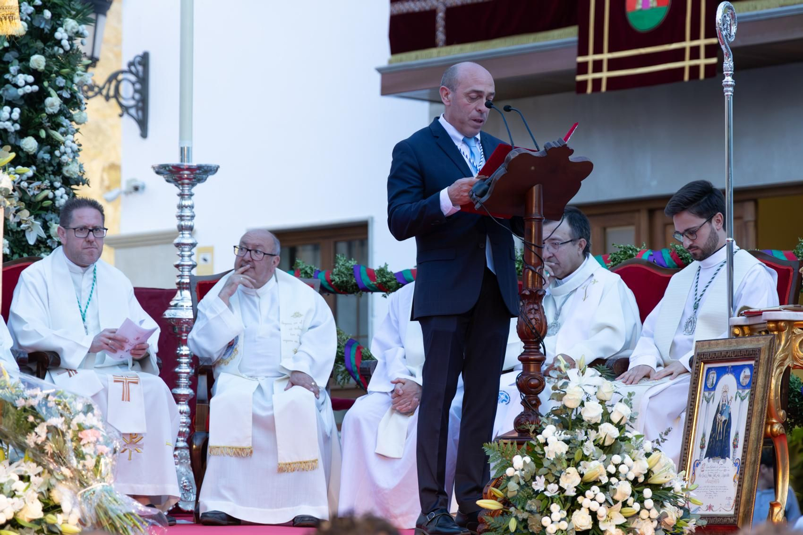 Santa Ana, patrona de Torredelcampo, recibe el bastón de mando como Alcaldesa Perpetua.