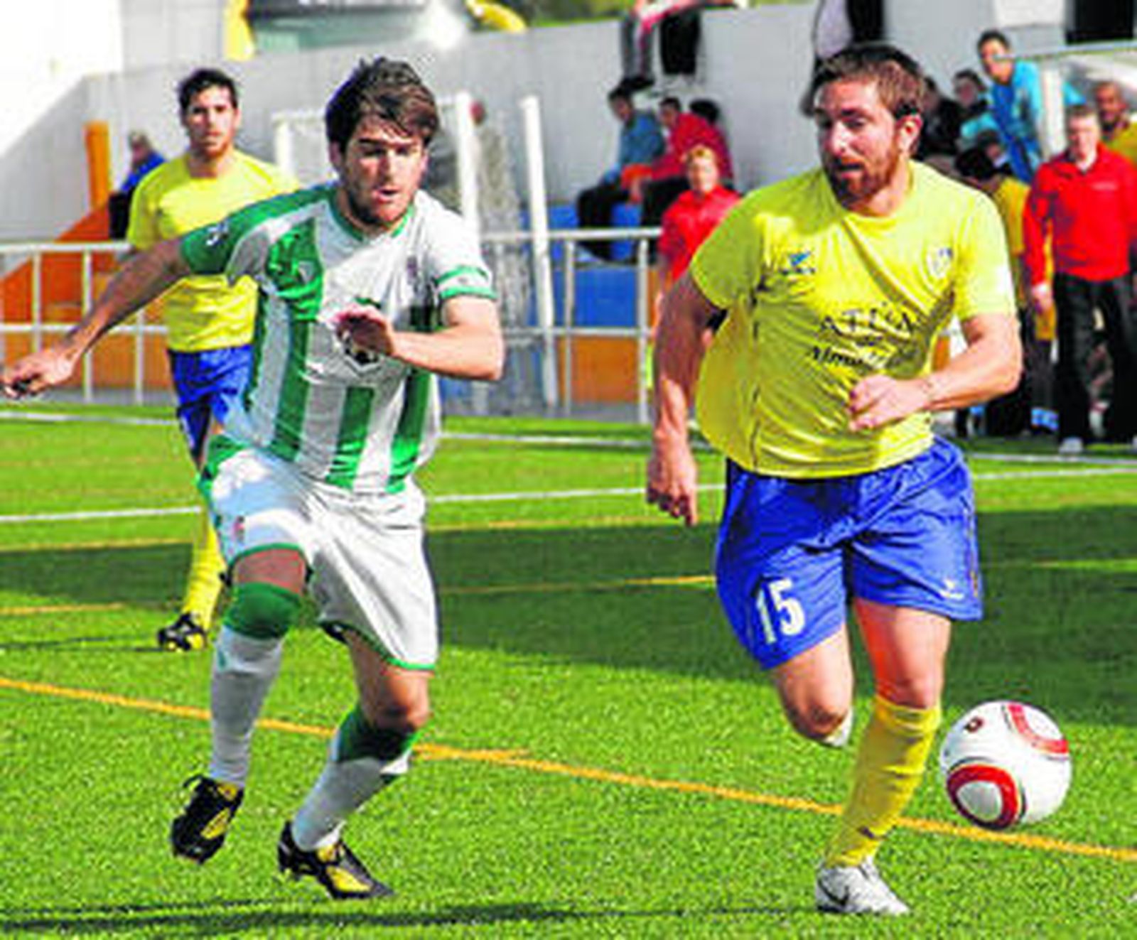 Lucas se lleva el esférico en carrera perseguido por un rival.
