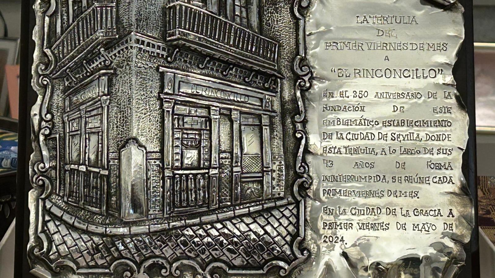 La placa conmemorativa por 350 aniversario de El Rinconcillo elaborada por Bernet Orfebre.
