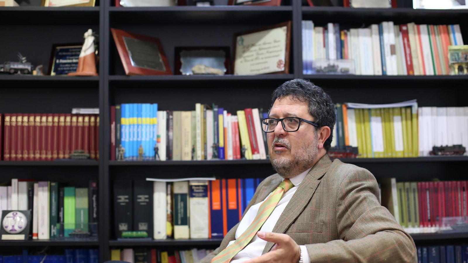 Francisco Serrano, en su despacho profesional Francisco Serrano, en su despacho profesional