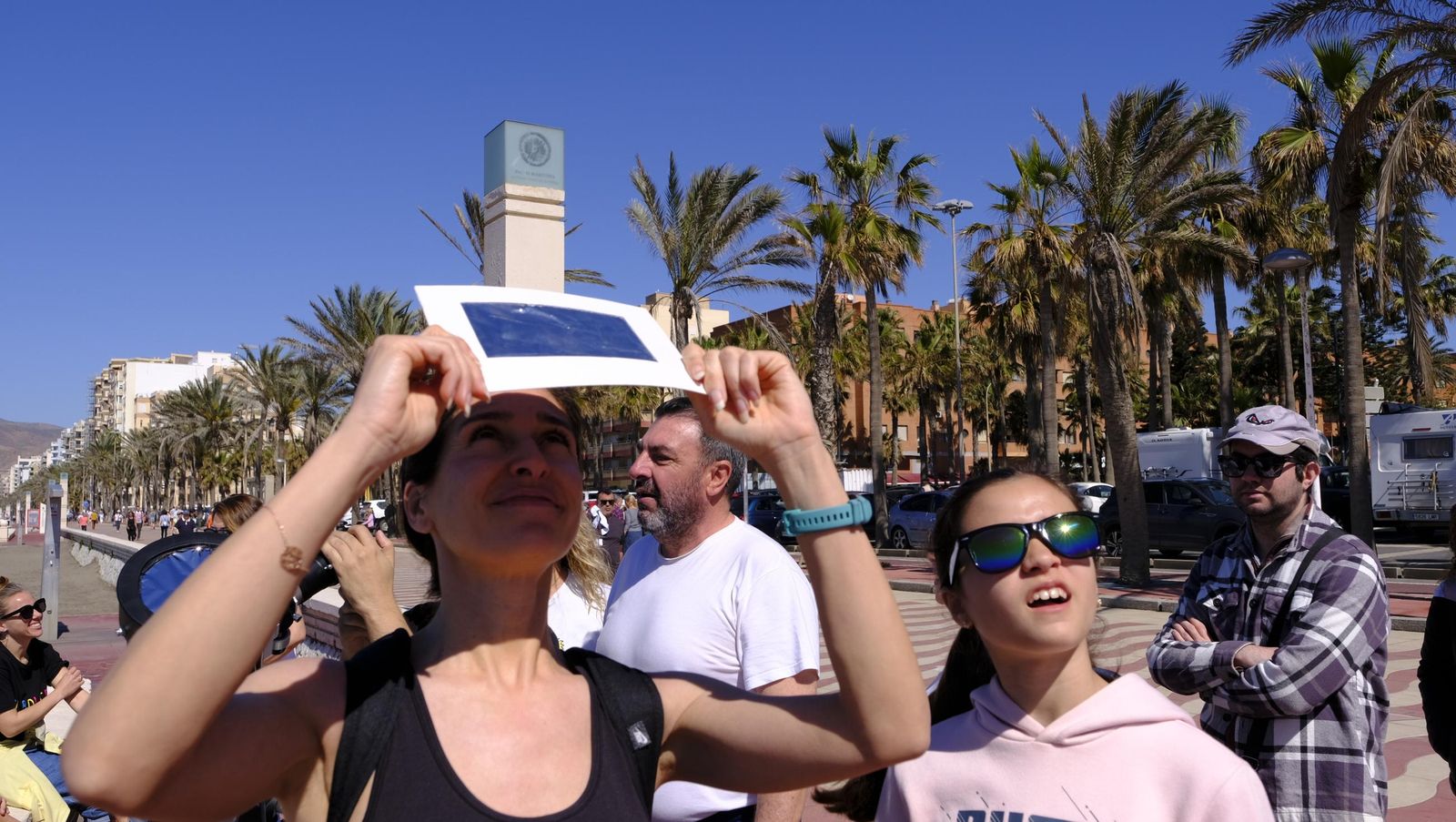 Almería observa el eclipse solar desde el Paseo Marítimo, en imágenes
