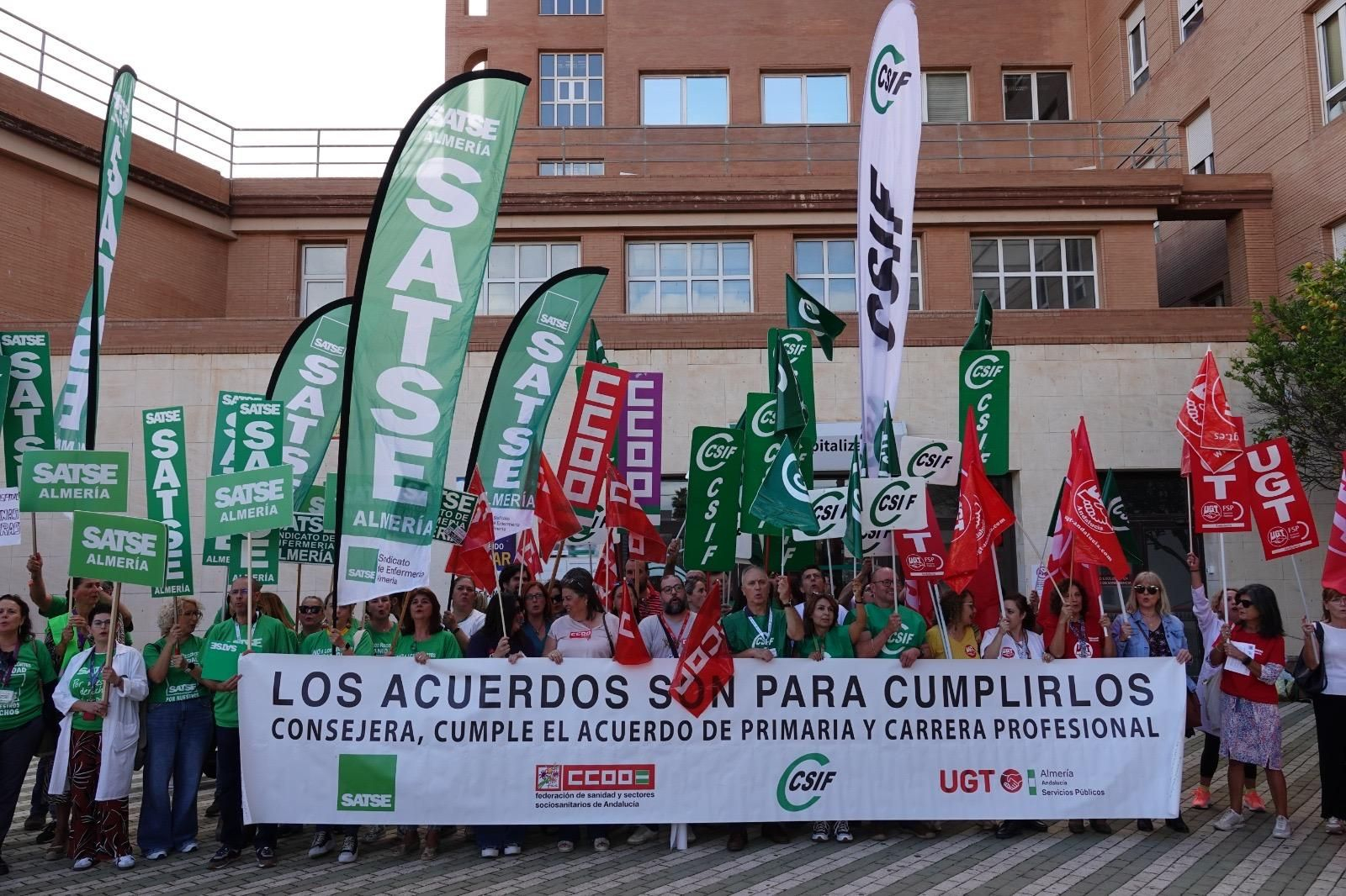 Los sindicatos se manifiestan a las puertas del Hospital Universitario Poniente.