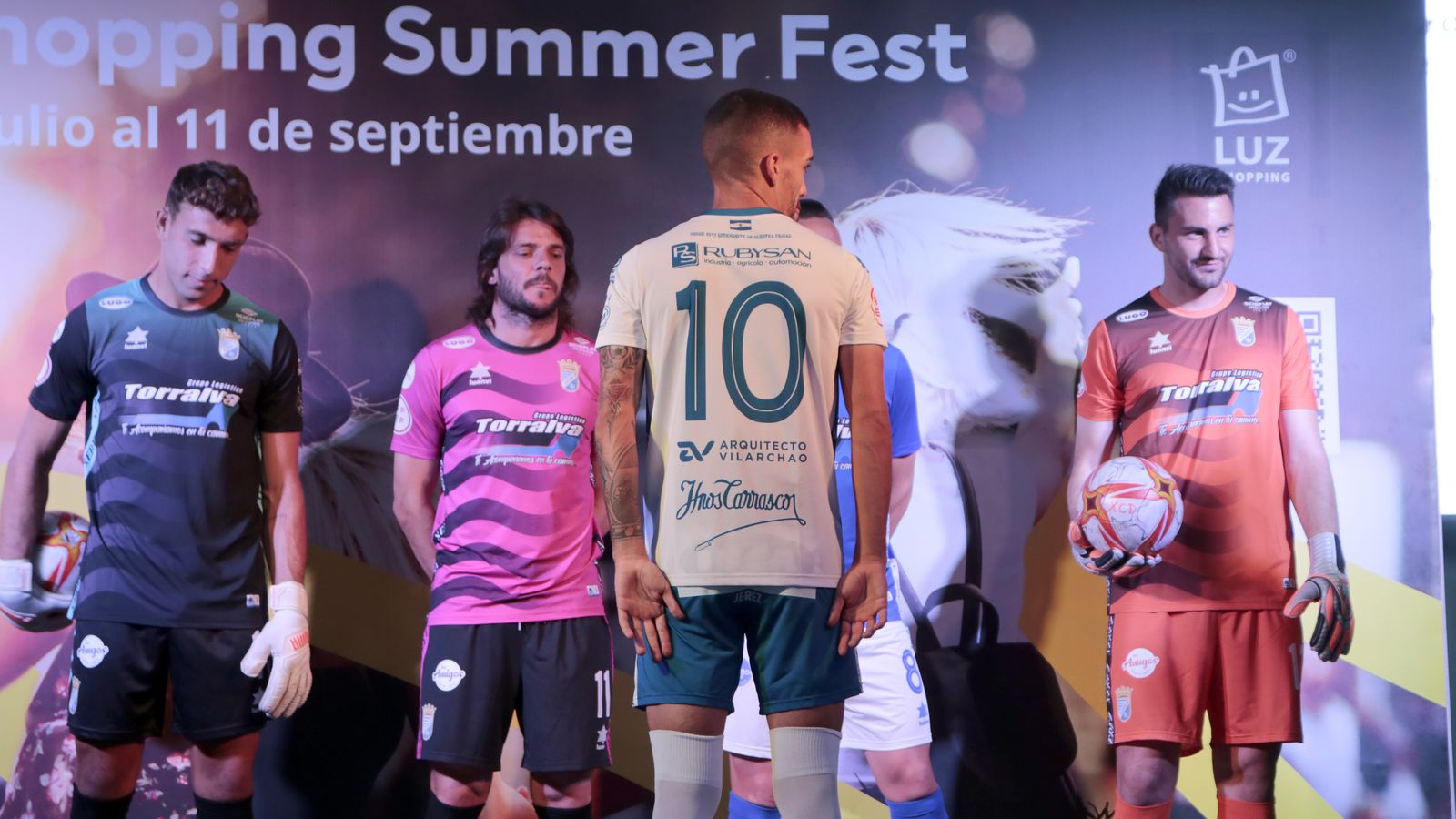 Imágenes de la presentación de las nuevas camisetas del Xerez CD en Luz Shopping
