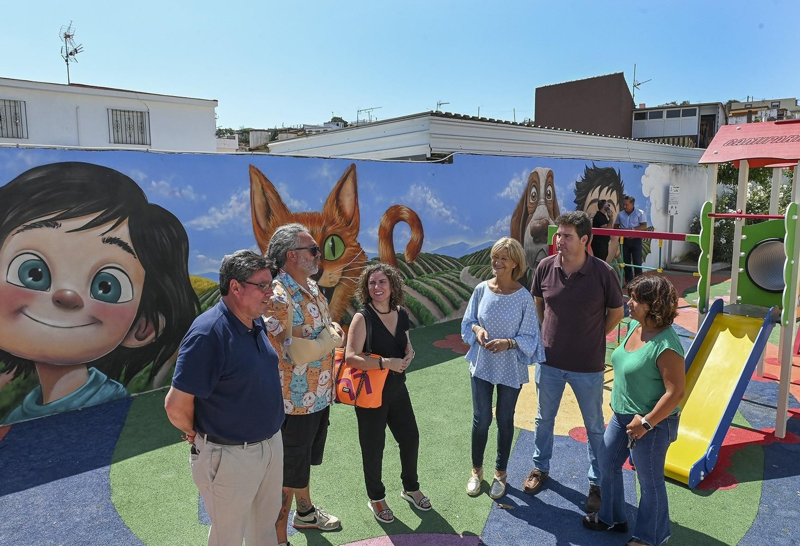 El autor del mural, junto  a los responsables municipales de Juventud y Medio Rural, así como los delegados de La Ina y Rajamancera.