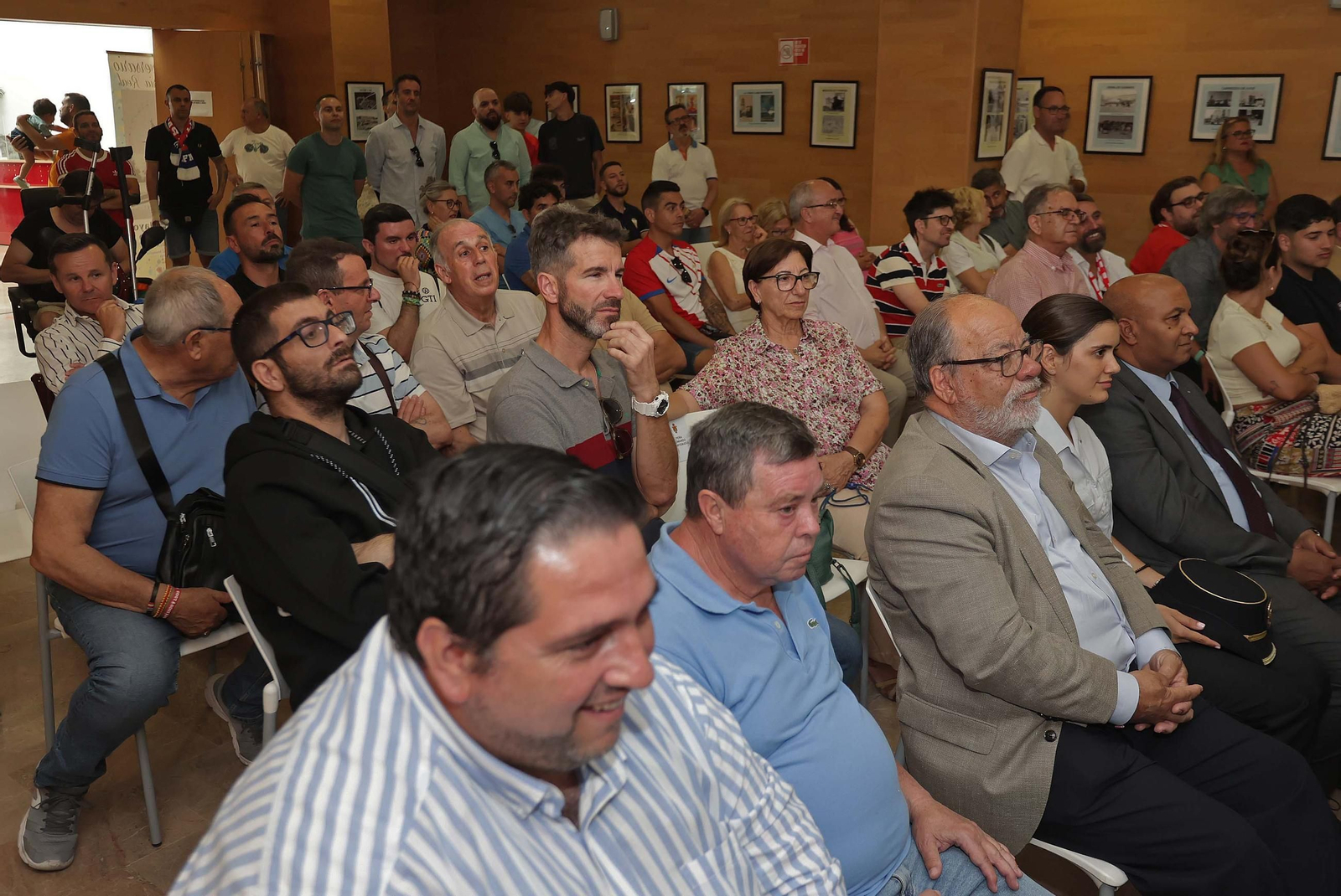 El acto de imposición de la insignia de la ciudad de Algeciras a Iván Turrillo, en imágenes