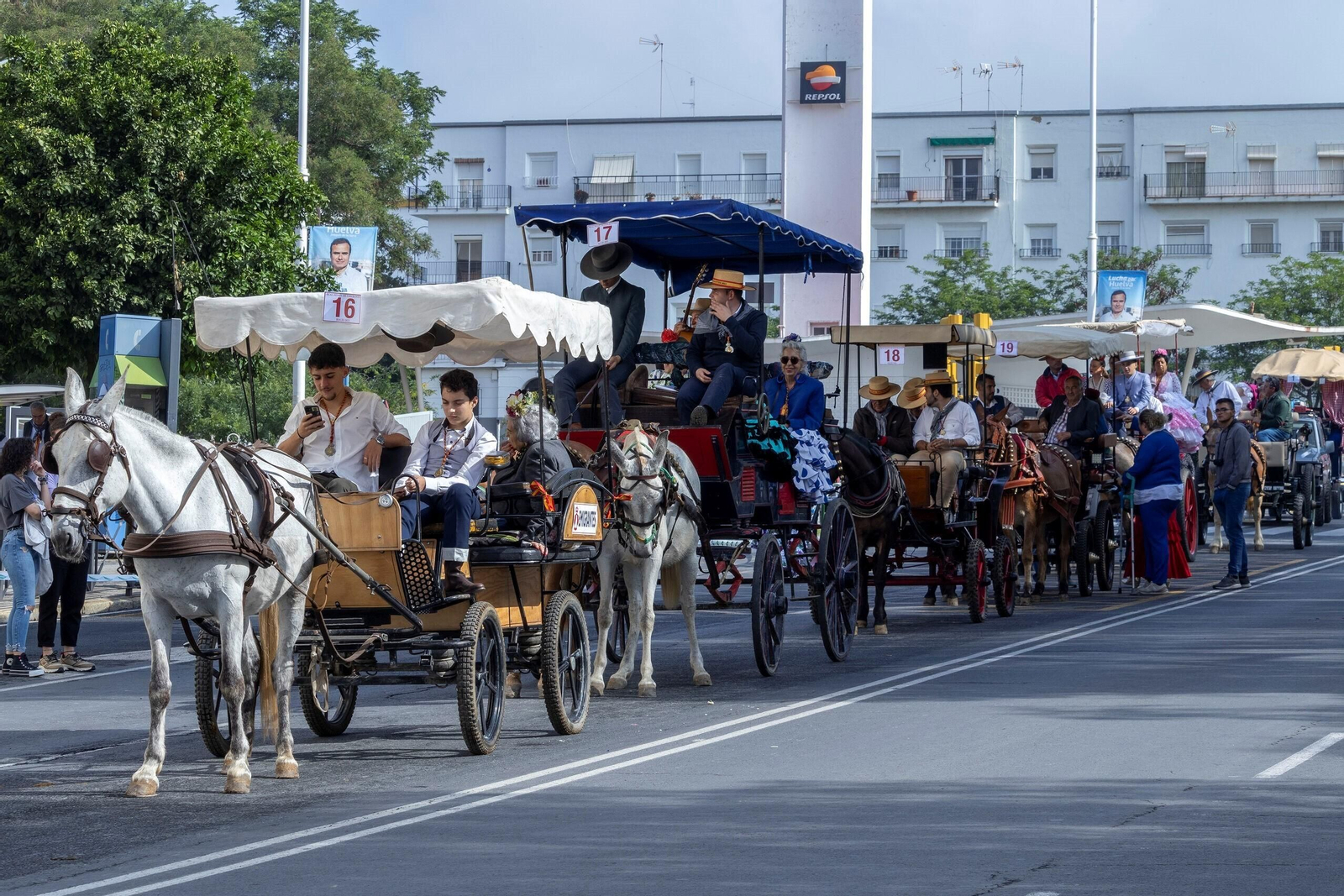 La salida de la Hermandad de Emigrantes desde Huelva, este miércoles.