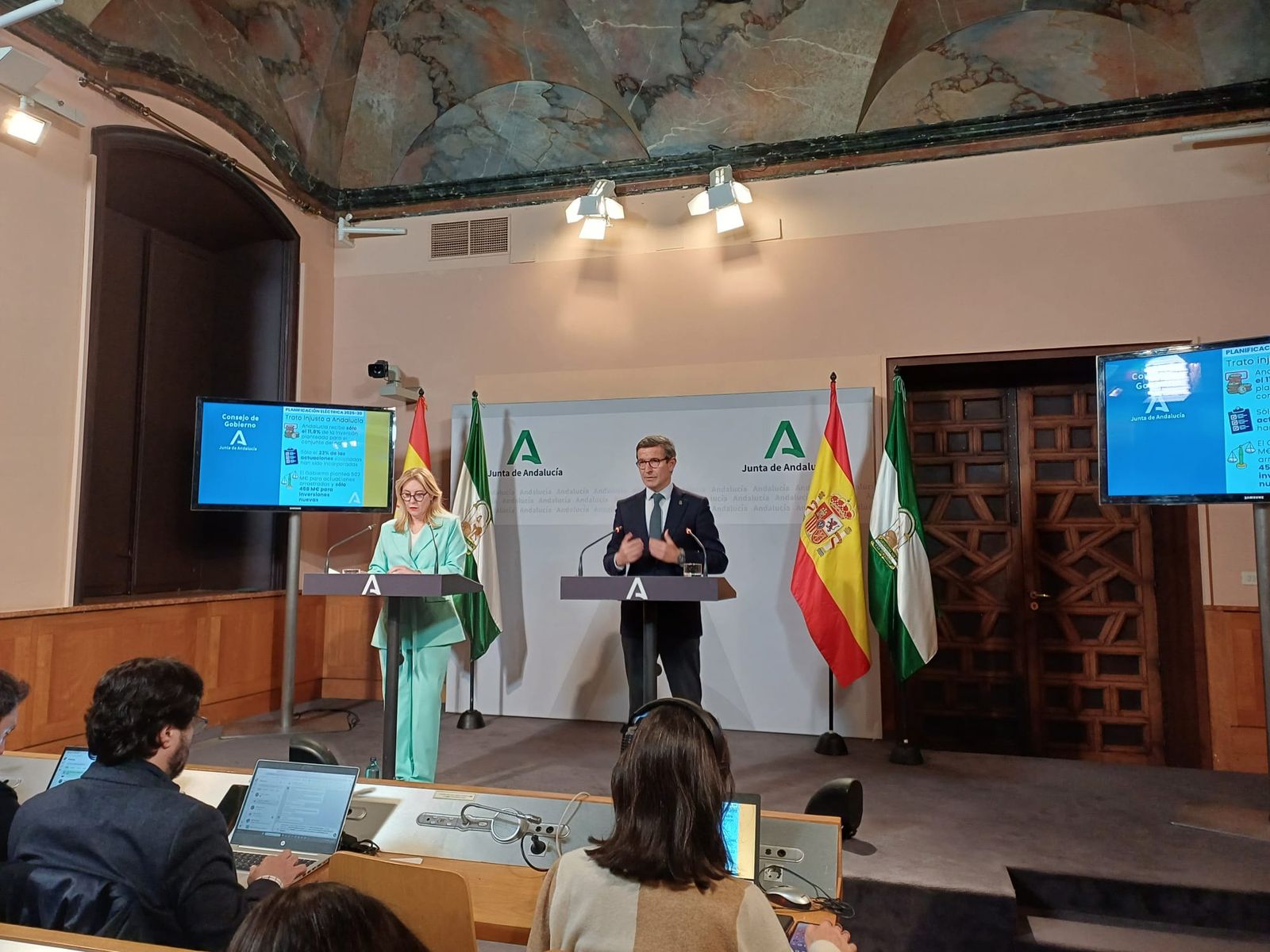 Carolina España, consejera de Hacienda y portavoz del Gobierno andaluz, y el consejero de Industria, Jorge Paradela, este lunes en San Telmo.