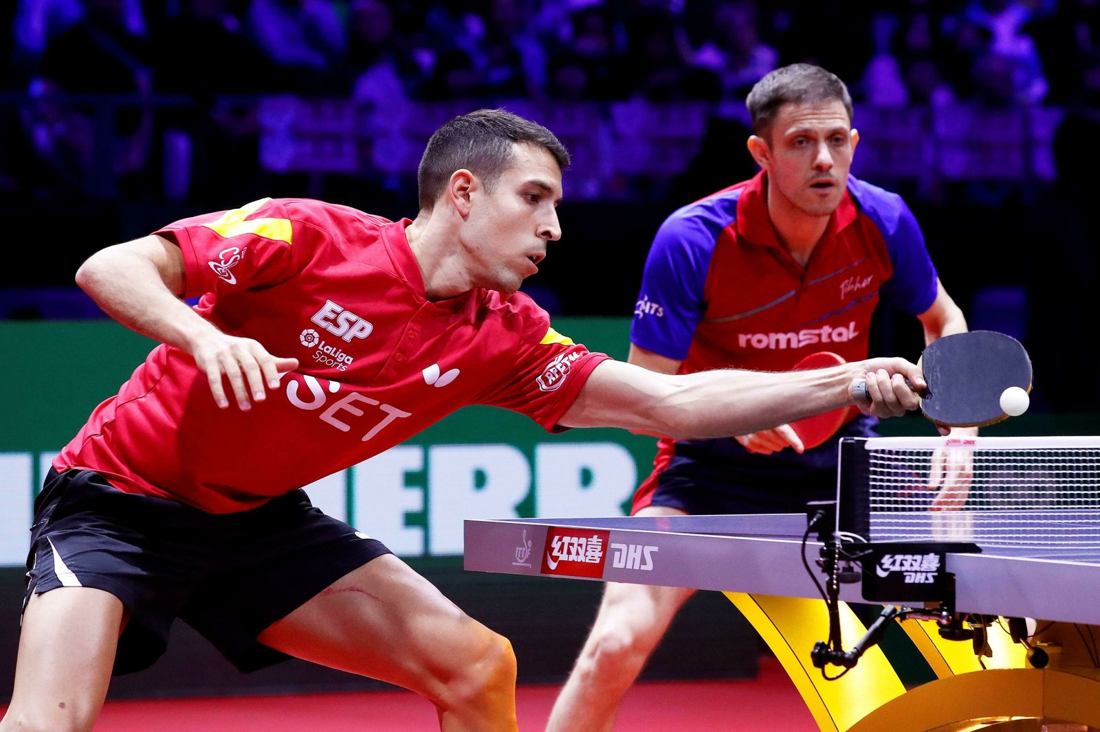 Álvaro Robles golpea la pelota durante un partido de dobles del Mundial.