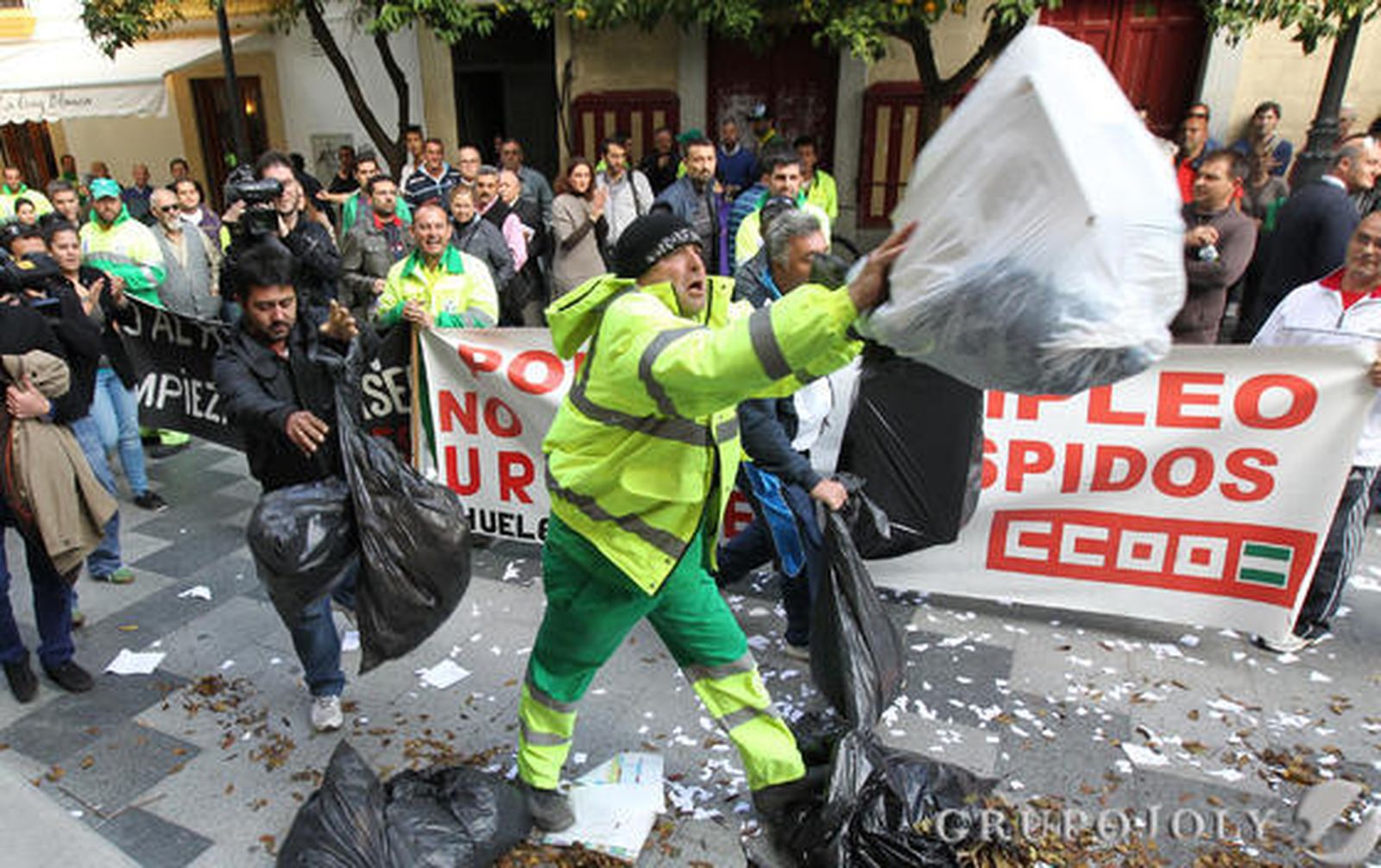 Los trabajadores de la concesionaria de limpieza pública esparcieron bolsas de basura frente a las puertas del Ayuntamiento durante una concentración

Foto: Miguel Angel Gonzalez