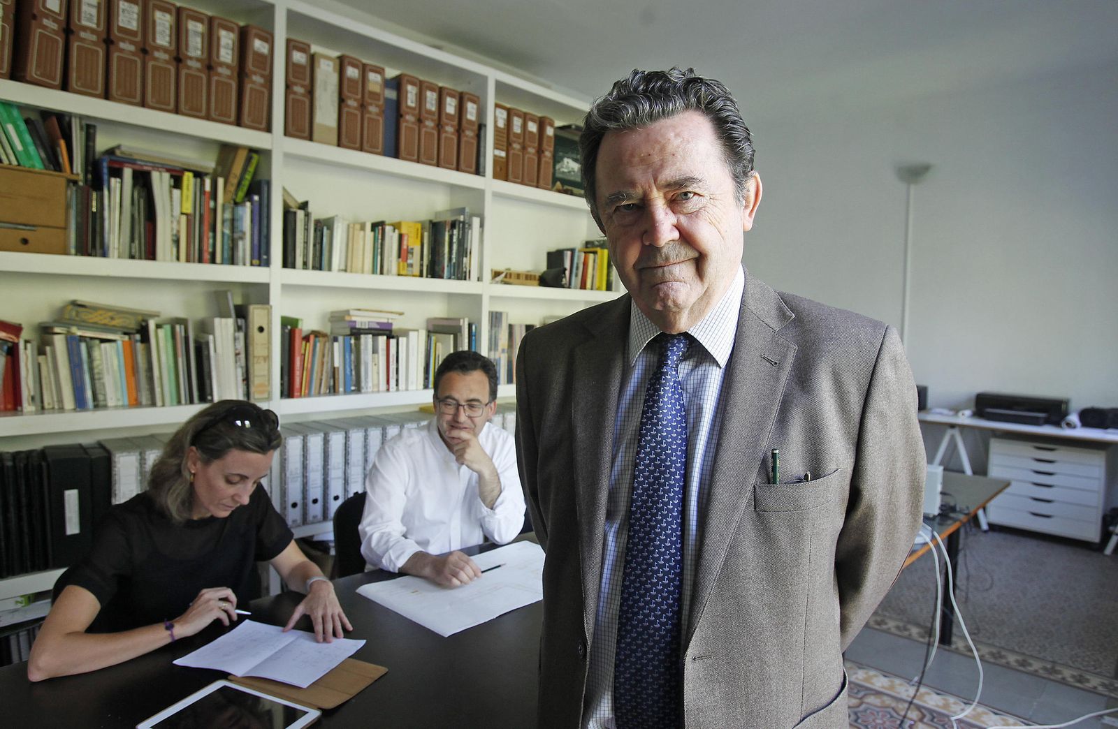 Gonzalo Díaz y Recasens, en su estudio, durante un momento de la entrevista.