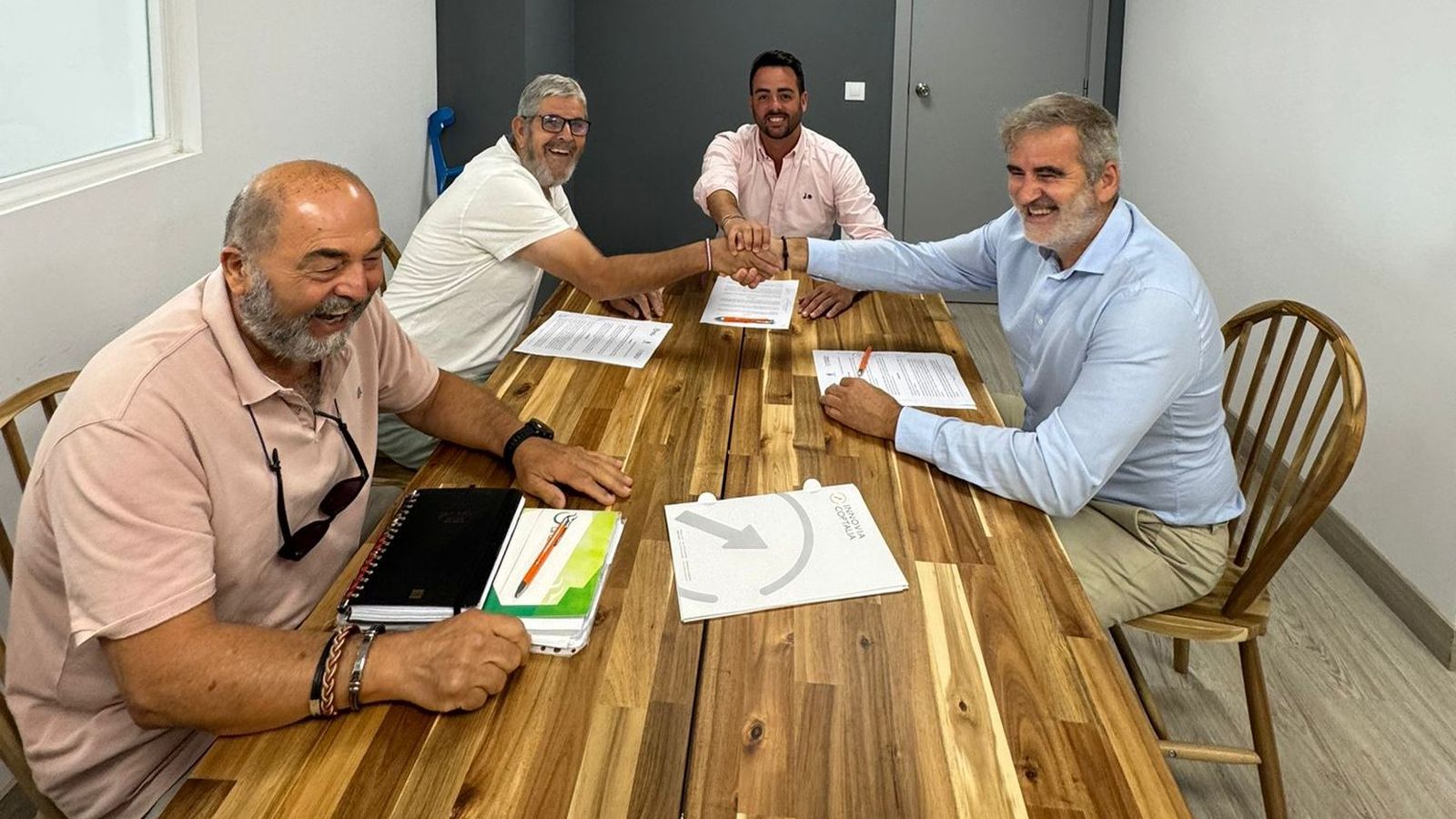 Una imagen de la firma del acuerdo.