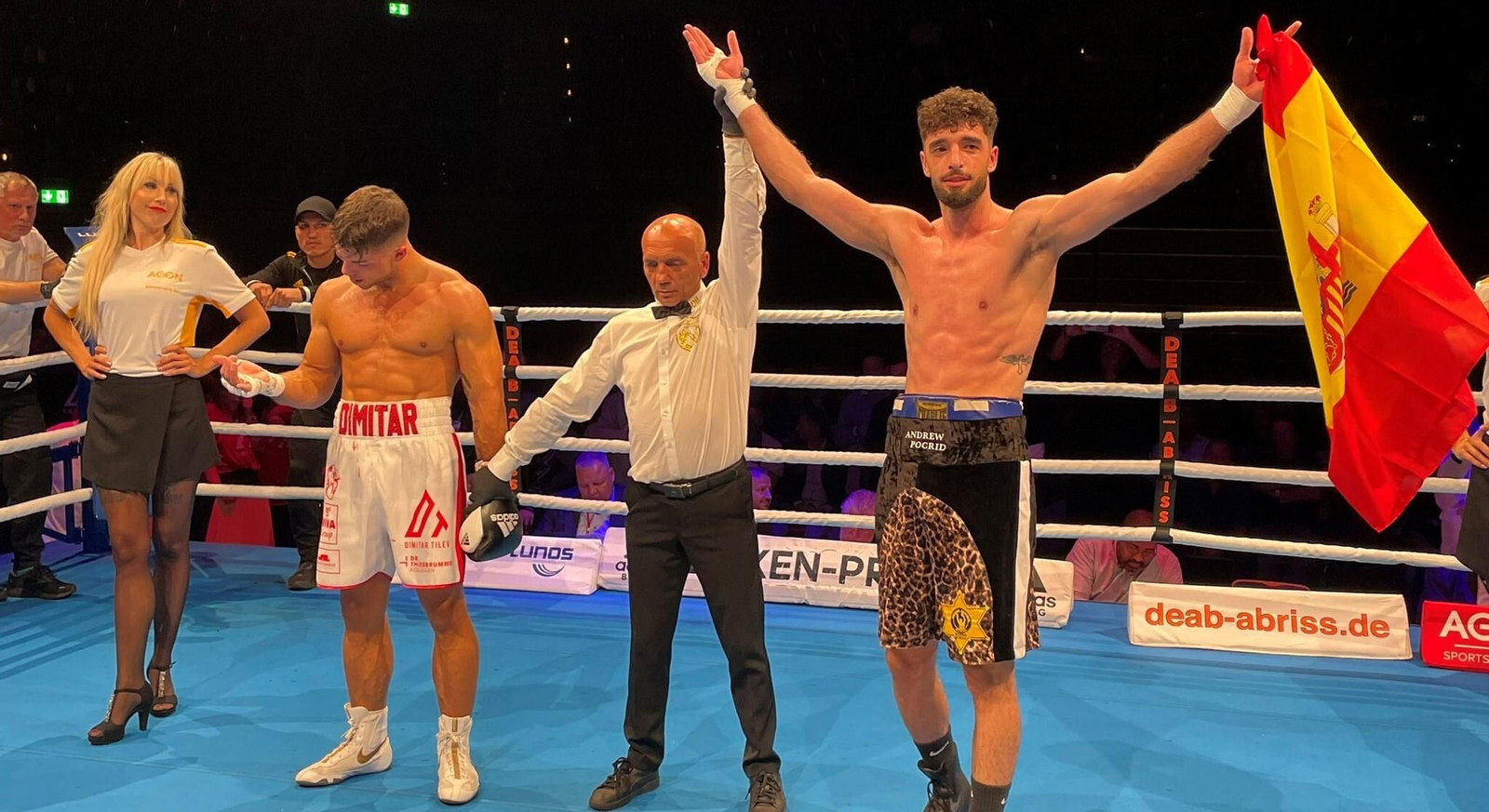 José Luis Navarro Jr alza los brazos tras su victoria ante el alemán Dimitar Tilev.