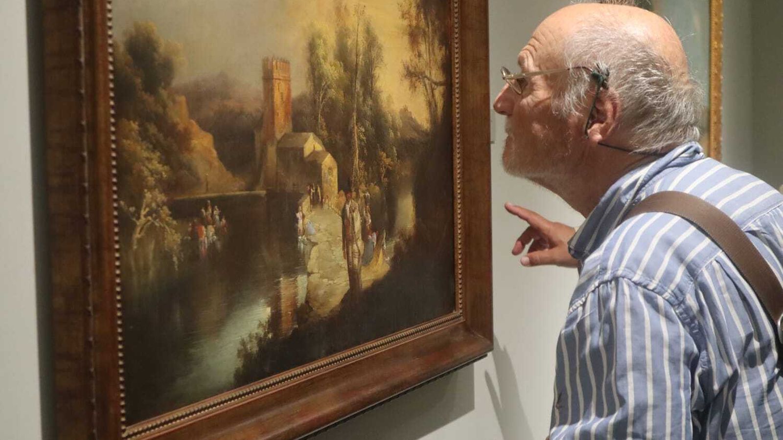 Antonio López observa uno de los cuadros.