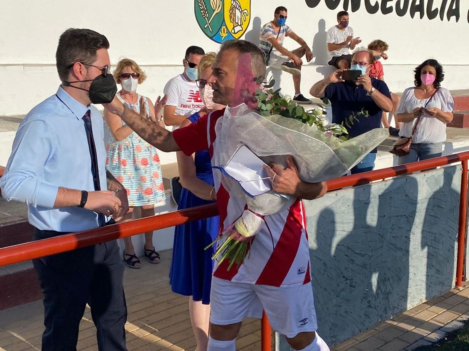 Uno de los veteranos hace entrega de un ramo de flores.