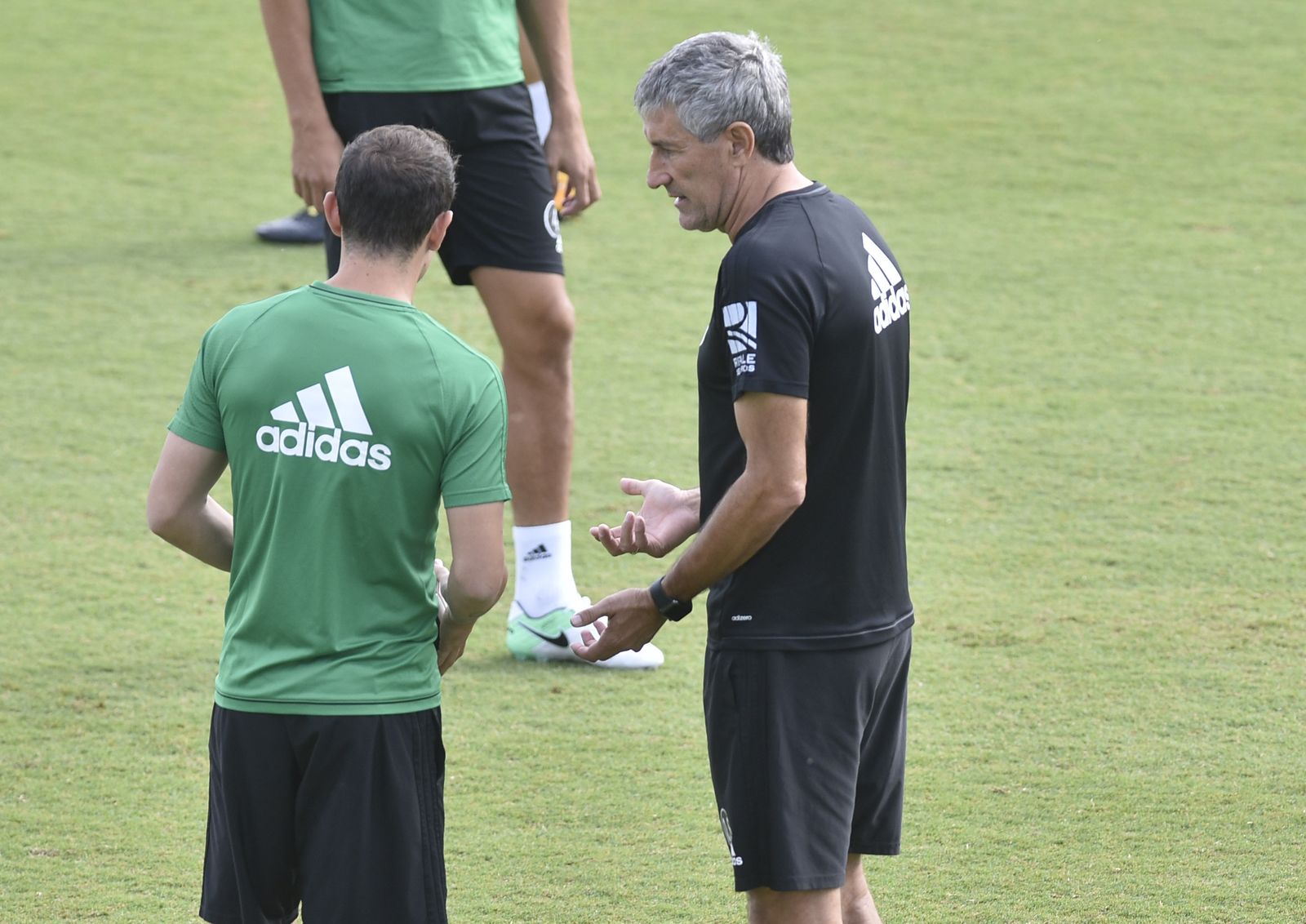 Setién gesticula mientras dialoga con Guardado en un entrenamiento.