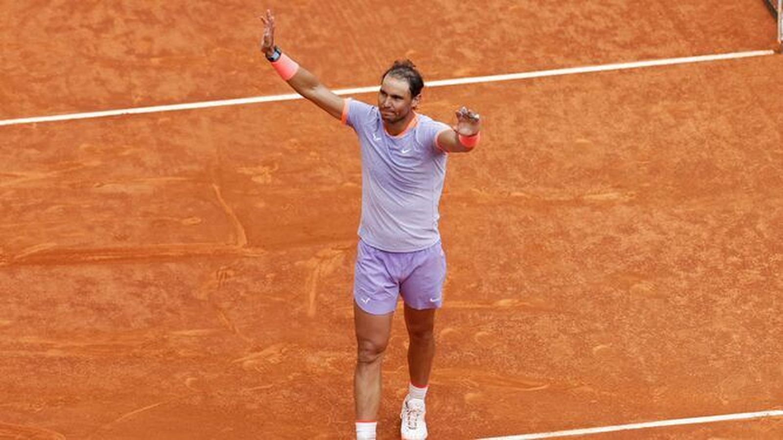 Nadal agradece el apoyo de los aficionados tras su triunfo.