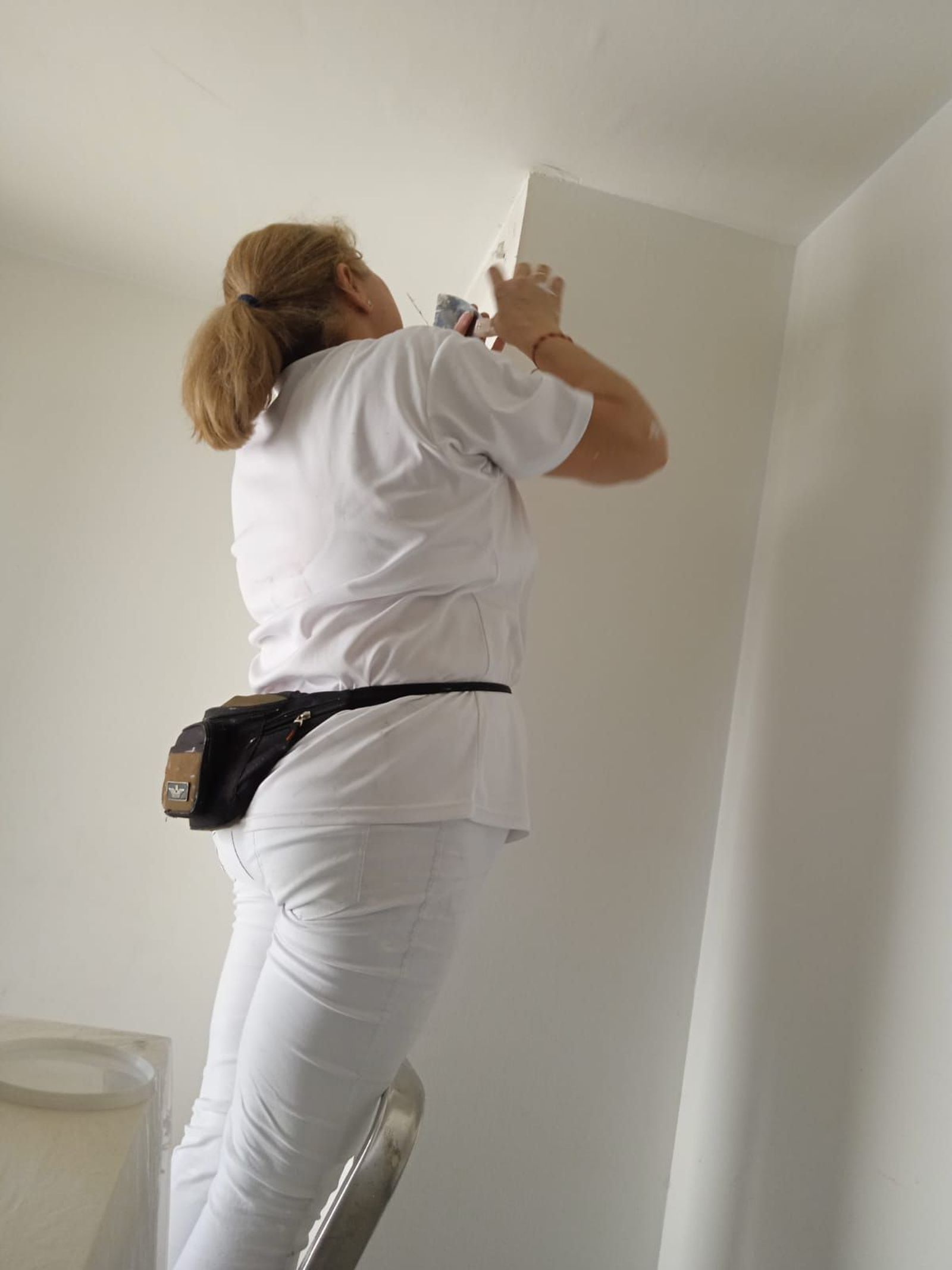 Reparaciones en las viviendas afectadas por el humo del incendio en Nuevo Amate.